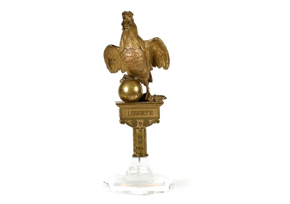 Null Fahnenhahn, aus ziselierter Bronze, mit "schreiendem Hahn", ein Bein ruht a&hellip;