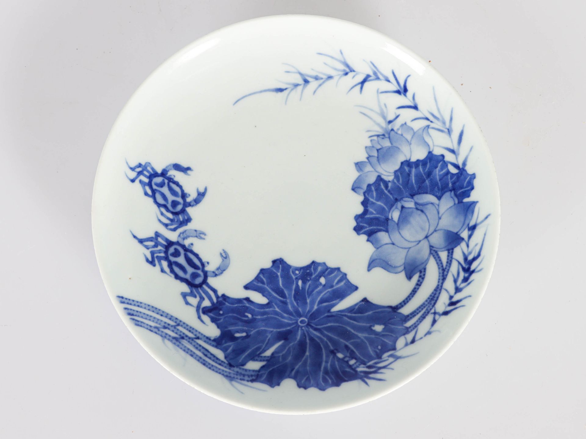 Null Assiette en porcelaine bleu de Hue, à décor de deux crabes et feuilles et f&hellip;