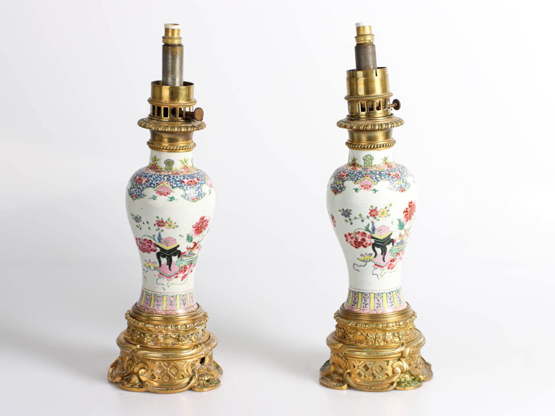 Null (2) Paire de vases balustres en porcelaine et émaux de la famille rose mont&hellip;