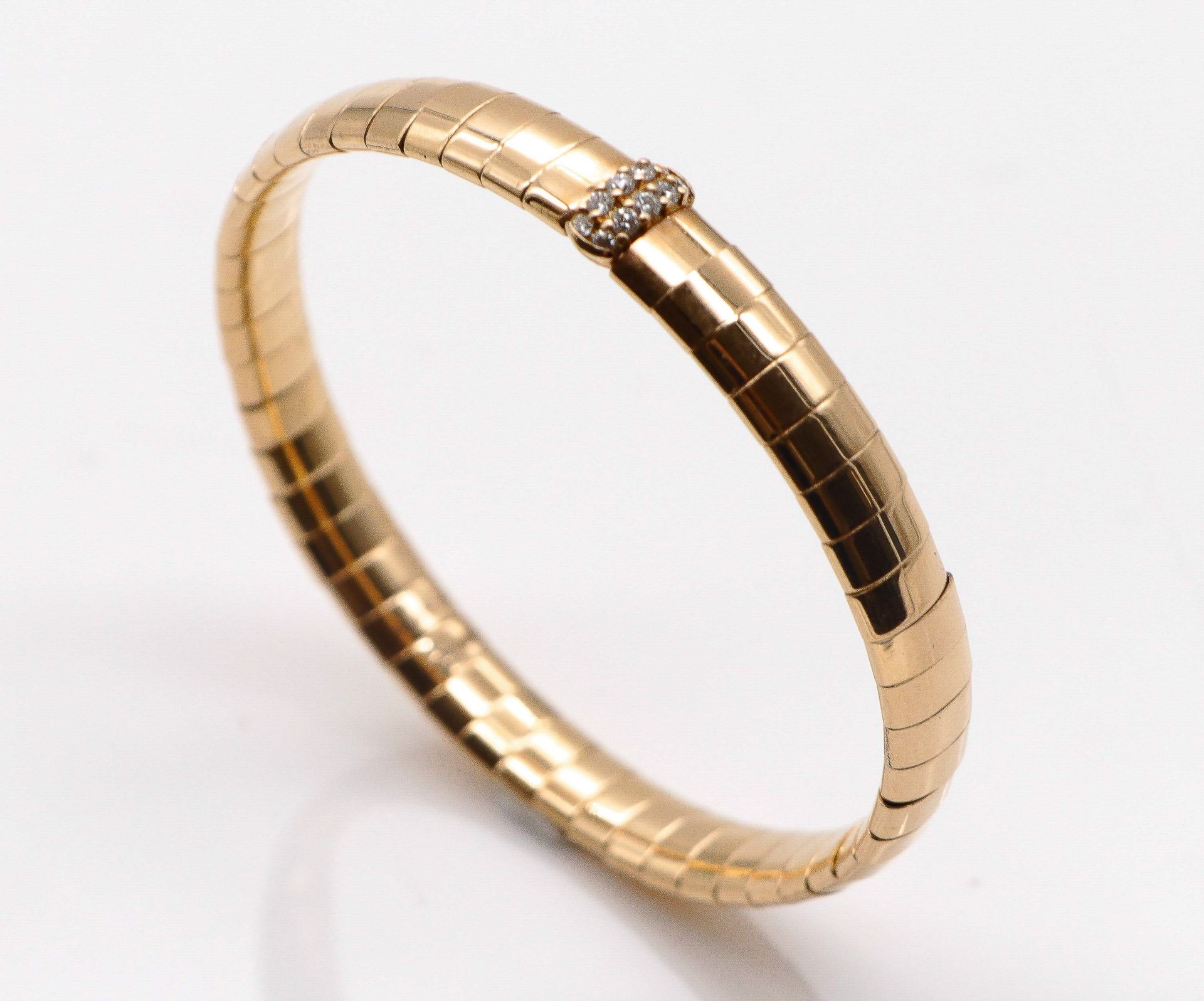 Null Gold and metal flex bracelet set with pavé-cut diamonds. Gross weight: 14.3&hellip;