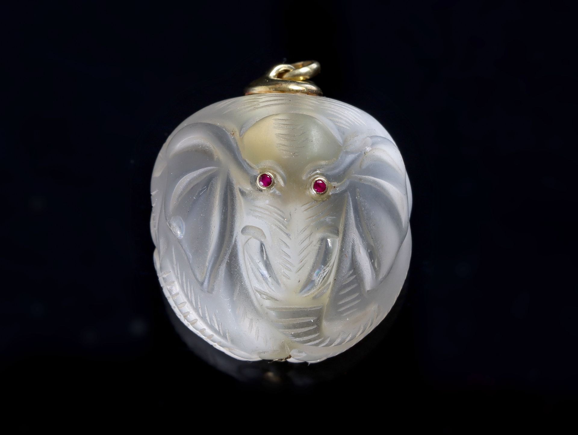 Null Pendentif flacon en verre sculpté stylisant un éléphant agrémenté d'or. La &hellip;