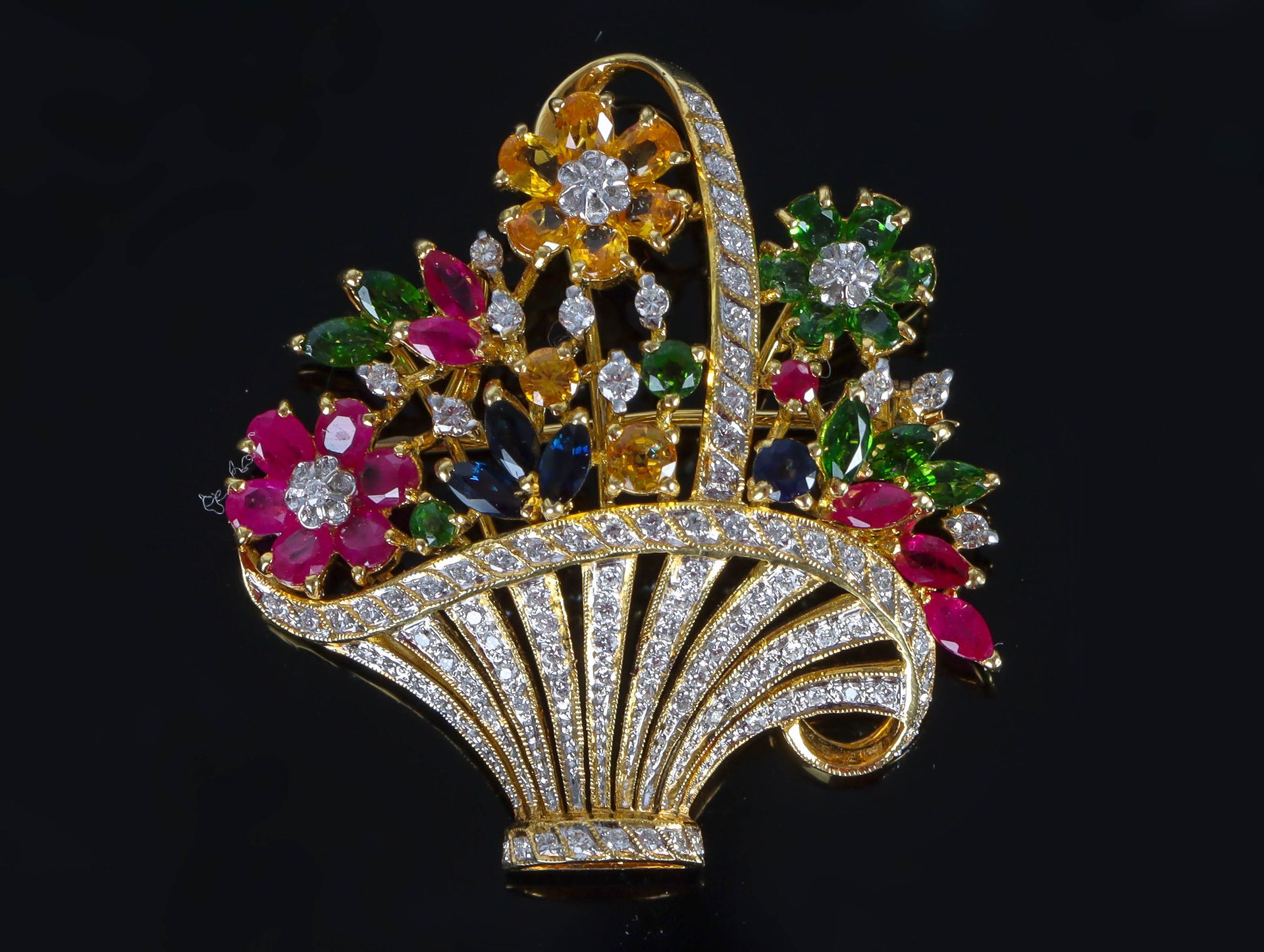 Null Spilla "Cesto di fiori" in oro con diamanti, rubini, zaffiri, peridoti e ci&hellip;