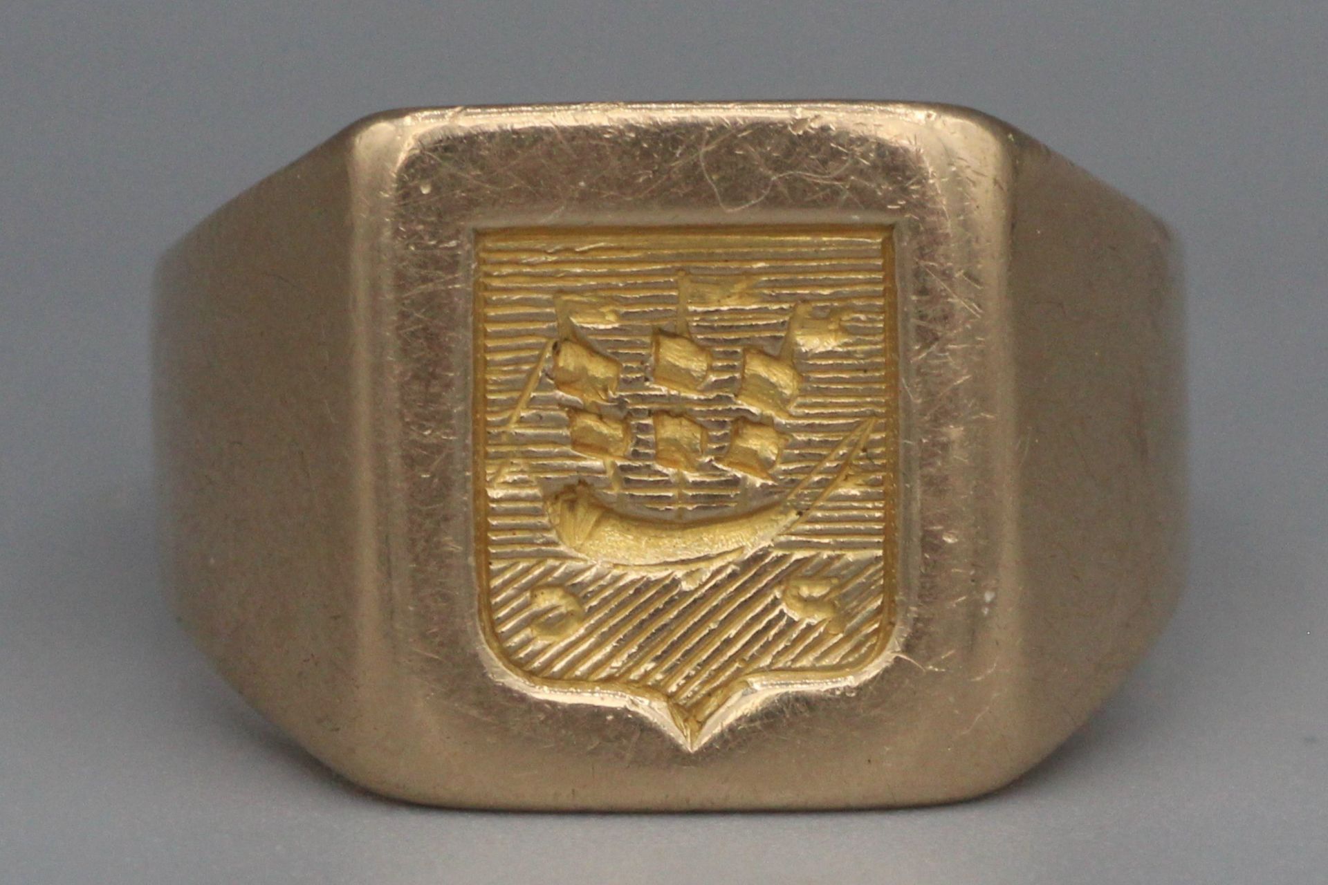 Null 镌刻盾徽的金质指环。TDD 60。P 11.2g