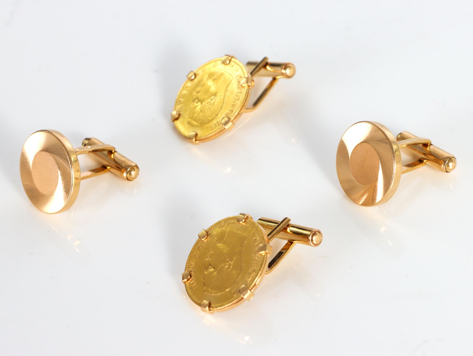 Null Dos pares de gemelos de oro, uno de ellos decorado con monedas de oro de 20&hellip;