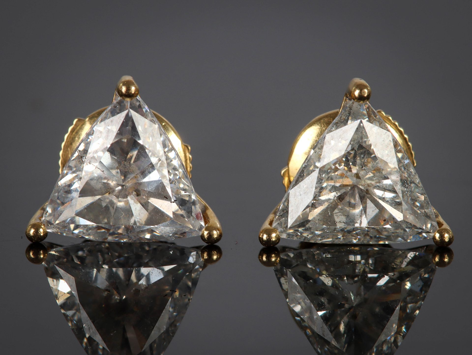 Null Paire de boucles d'oreilles en or ornée de deux diamants de très belle coul&hellip;