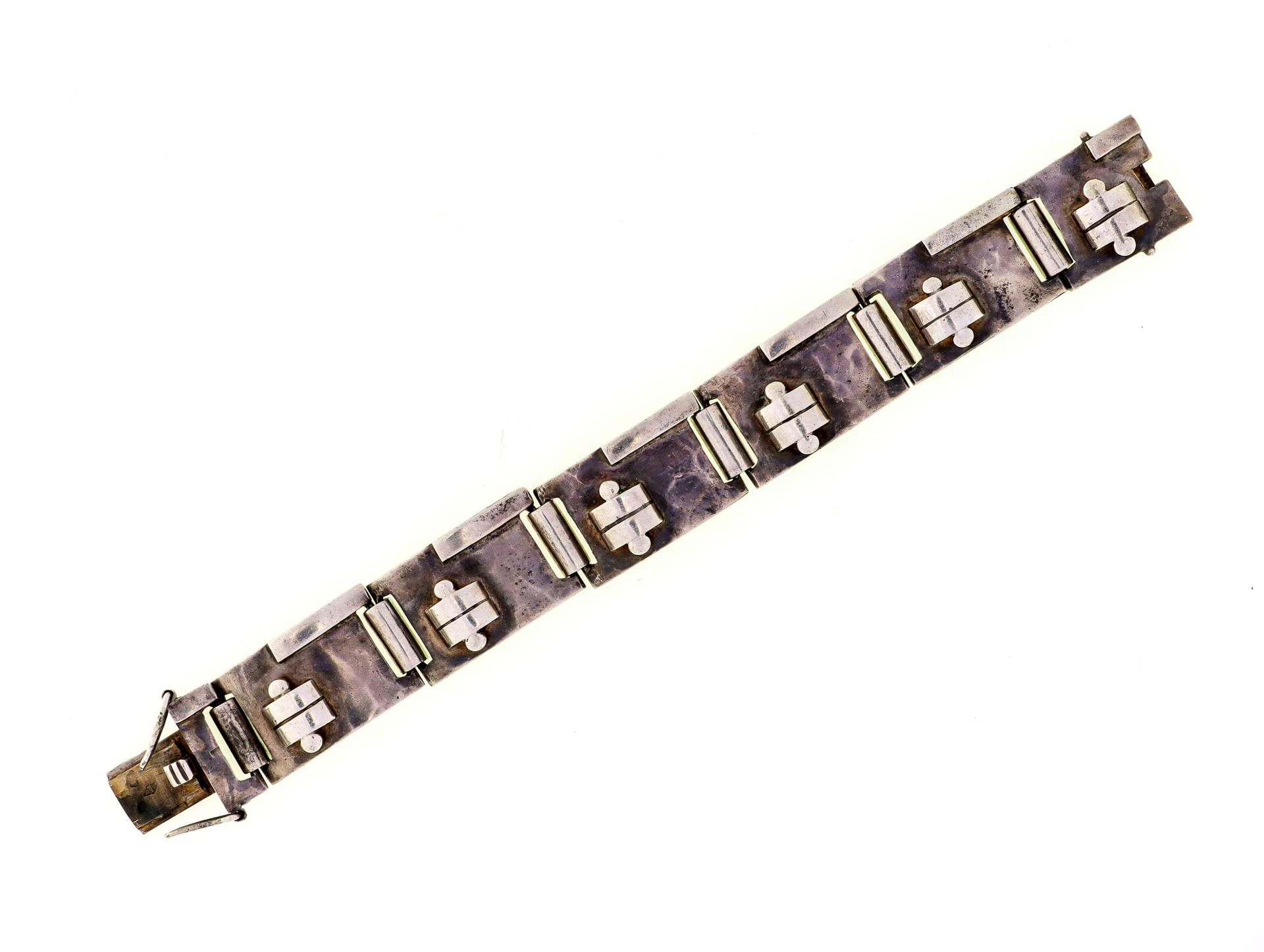 Null 让-德斯普雷（1889-1980 年）。现代主义铰接式银手镯。六块凹板在锤纹背景上装饰有几何图案（条形、舌形和球形）。棘齿扣和双 "8 "安全扣。其中&hellip;