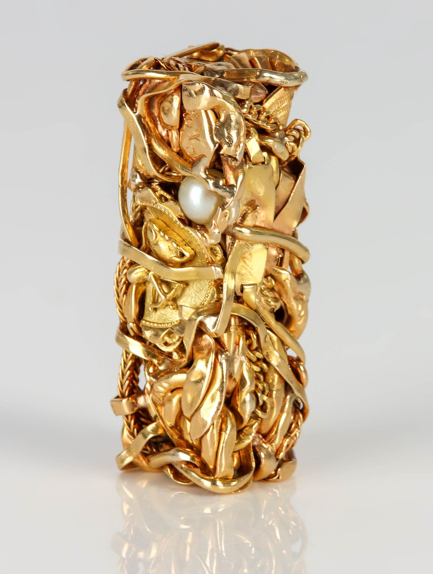Null CÉSAR (1921-1998). Pendentif Compression formé de bijoux en or dont plusieu&hellip;