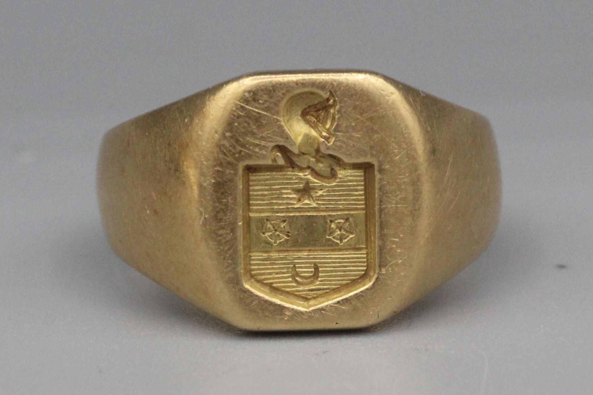 Null Anello con sigillo in oro con inciso uno stemma. TDD 46. P7,4g