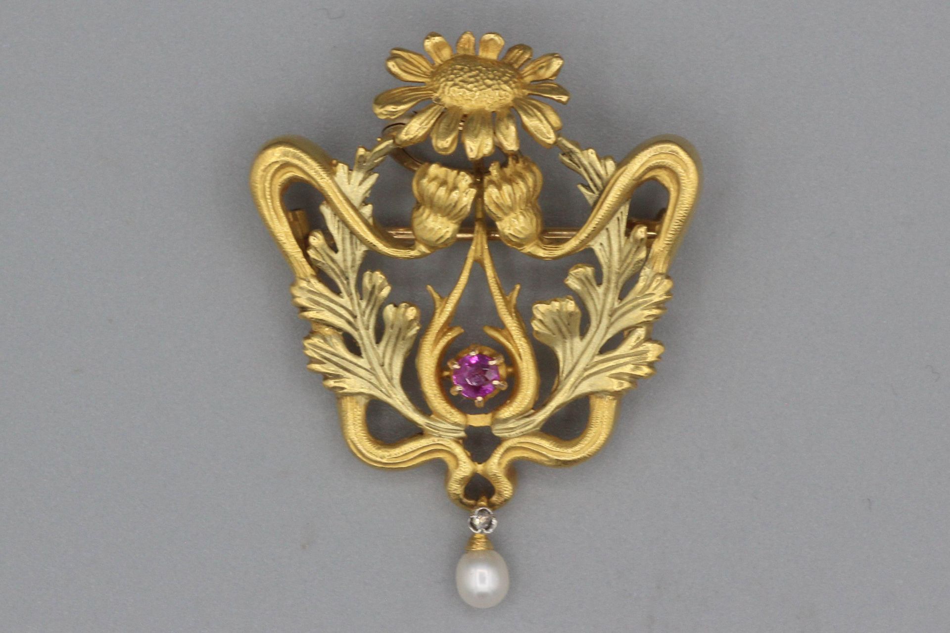 Null Broche pendentif feuillage en or émaillé sertie d’un rubis et d’une perle e&hellip;