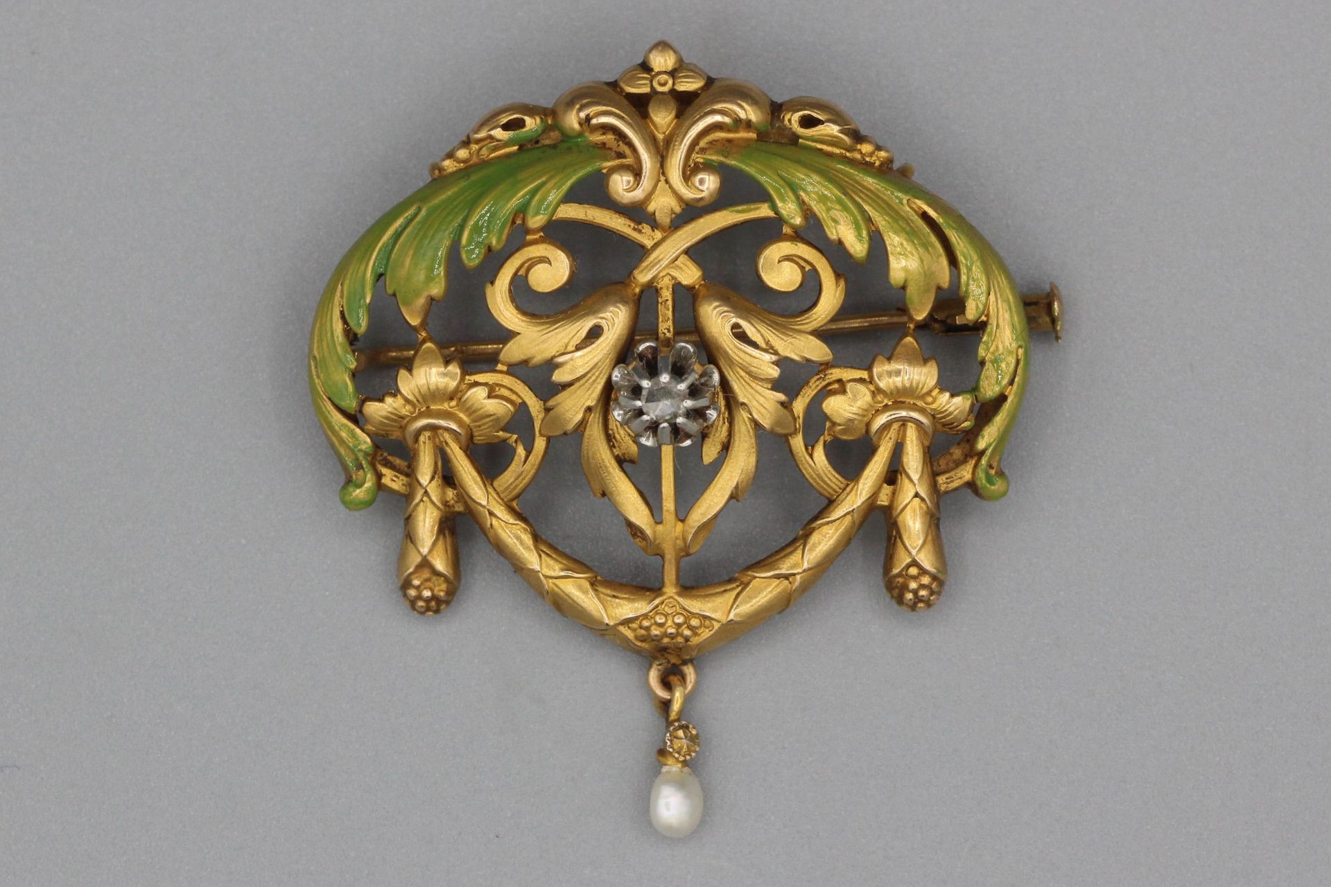 Null Spilla in oro del 1900 con un diamante e una perla incastonati e impreziosi&hellip;