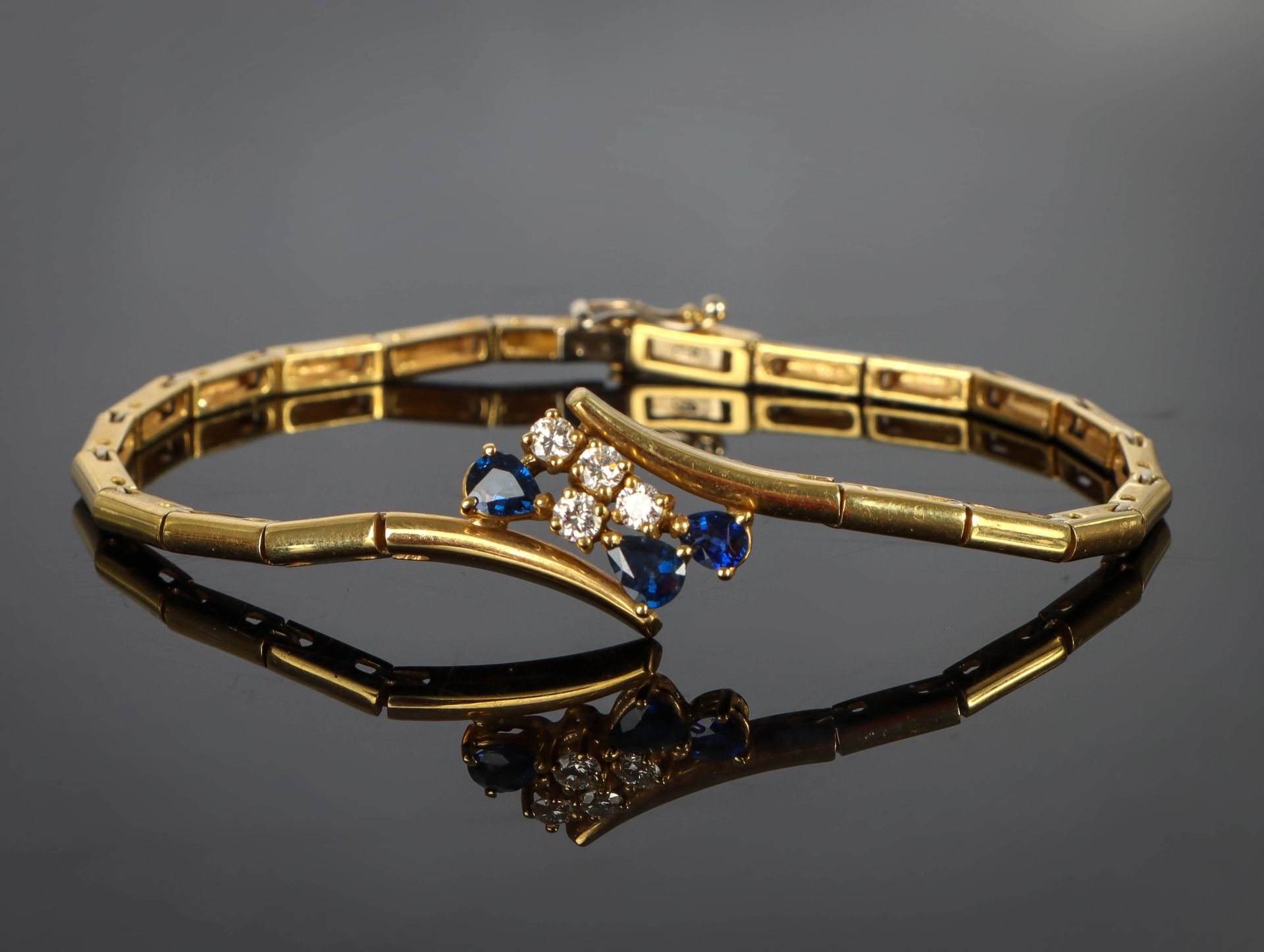 Null Bracelet en or orné de quatre diamants de taille brillant et de trois saphi&hellip;