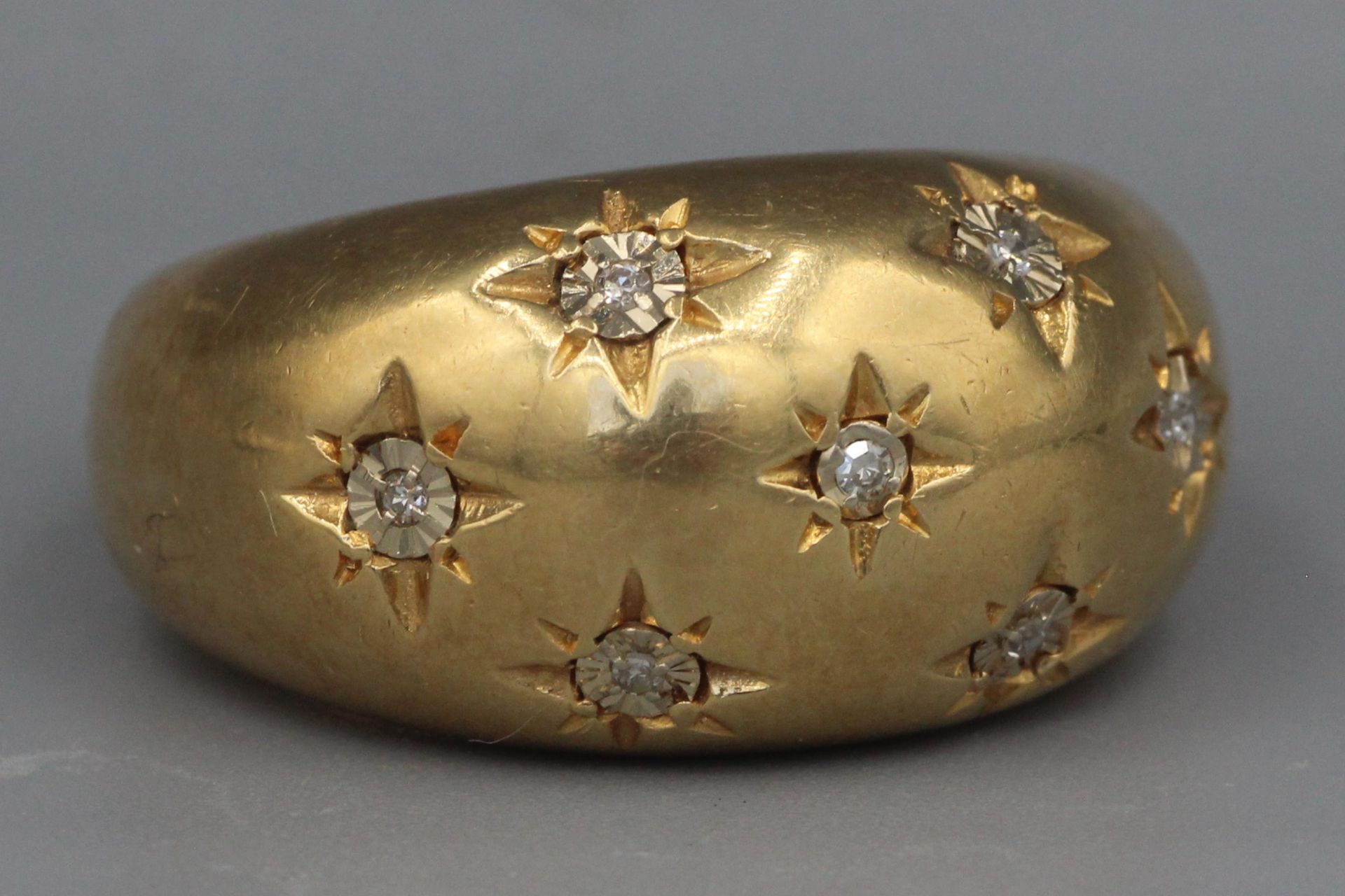 Null 镶嵌星形钻石的金戒指。重量 9.2 克