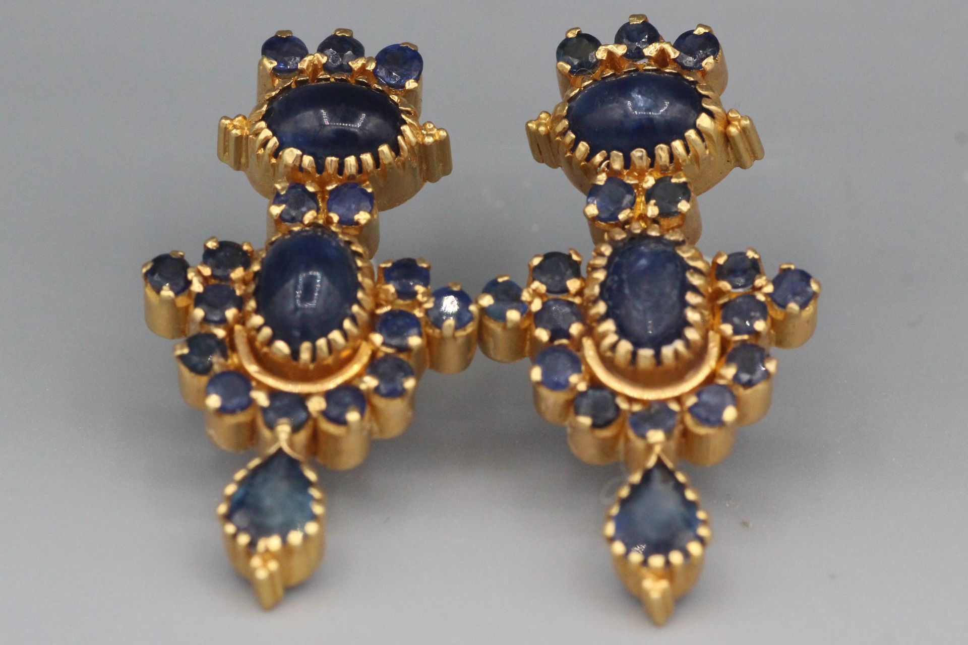 Null Pair of gold earrings set with sapphires and cabochon sapphires. P. 10,3g