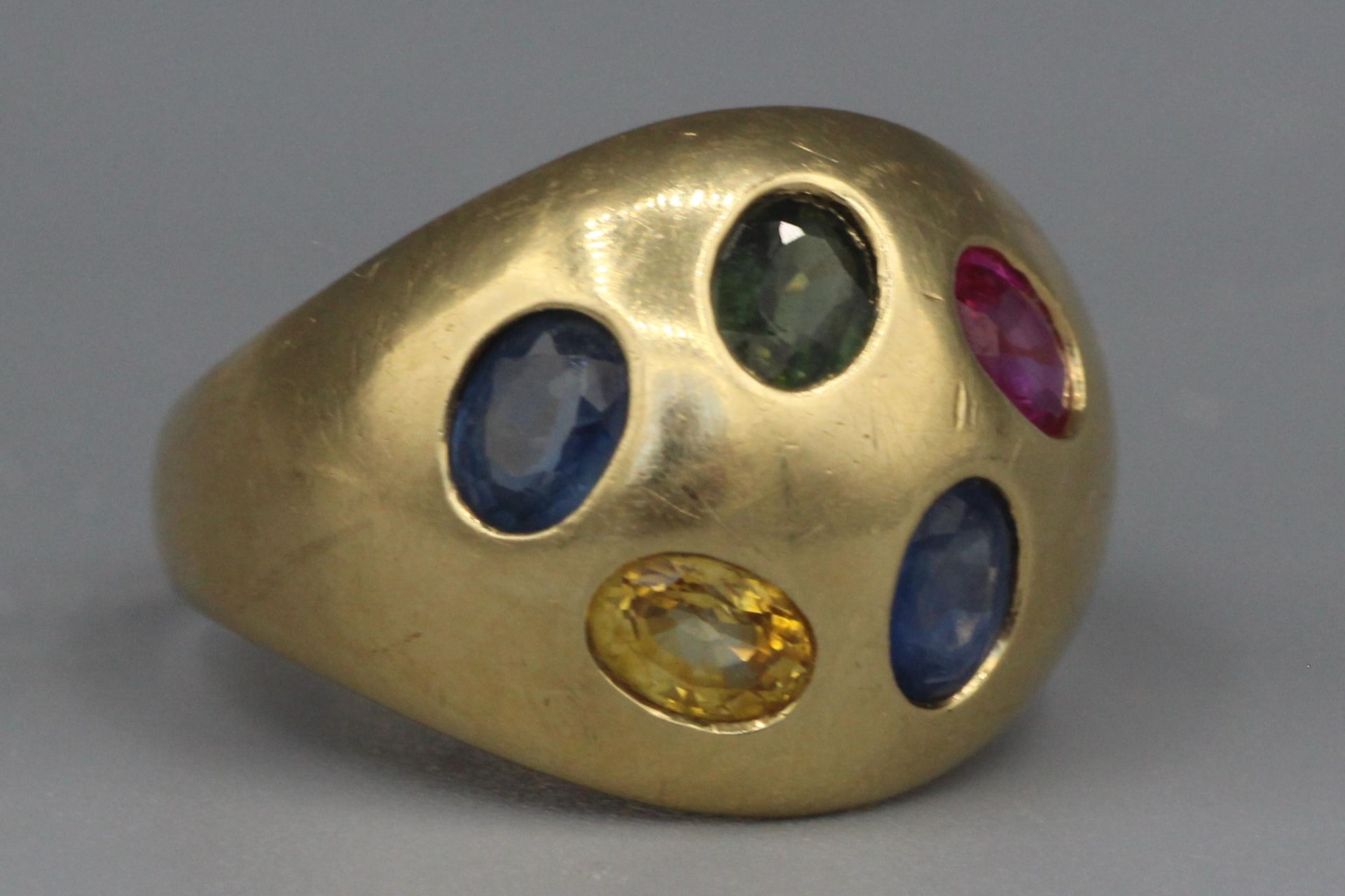 Null Gold ball ring set with sapphires and a ruby. P 3.6g