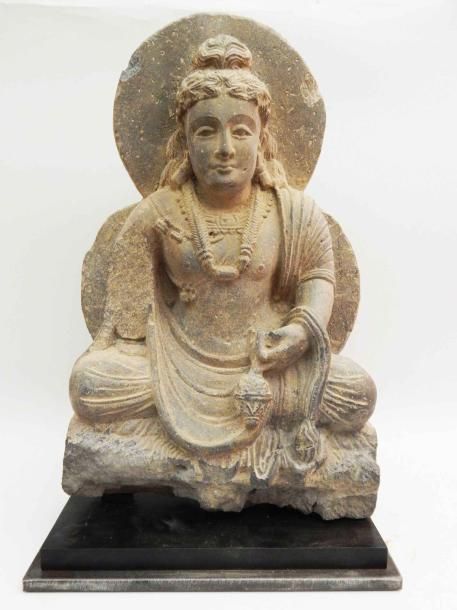 Null Bodhisattva Maitreya auréolé tenant son vase à eau. L’uttarîya drape légère&hellip;