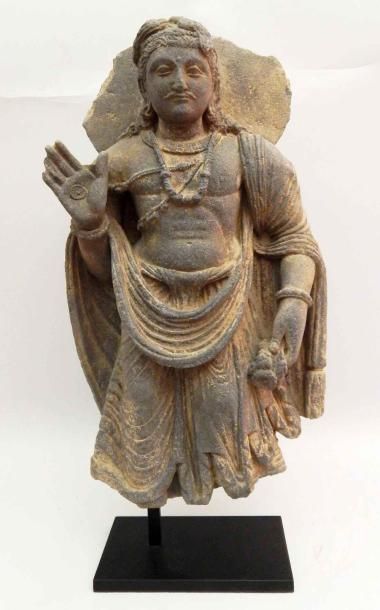 Null Bodhisattva debout exécutant le geste d’absence de crainte de la main droit&hellip;