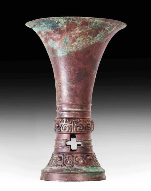 Null Vase de forme Gu en bronze. A décor de masques de taotie et de leiwen. Chin&hellip;