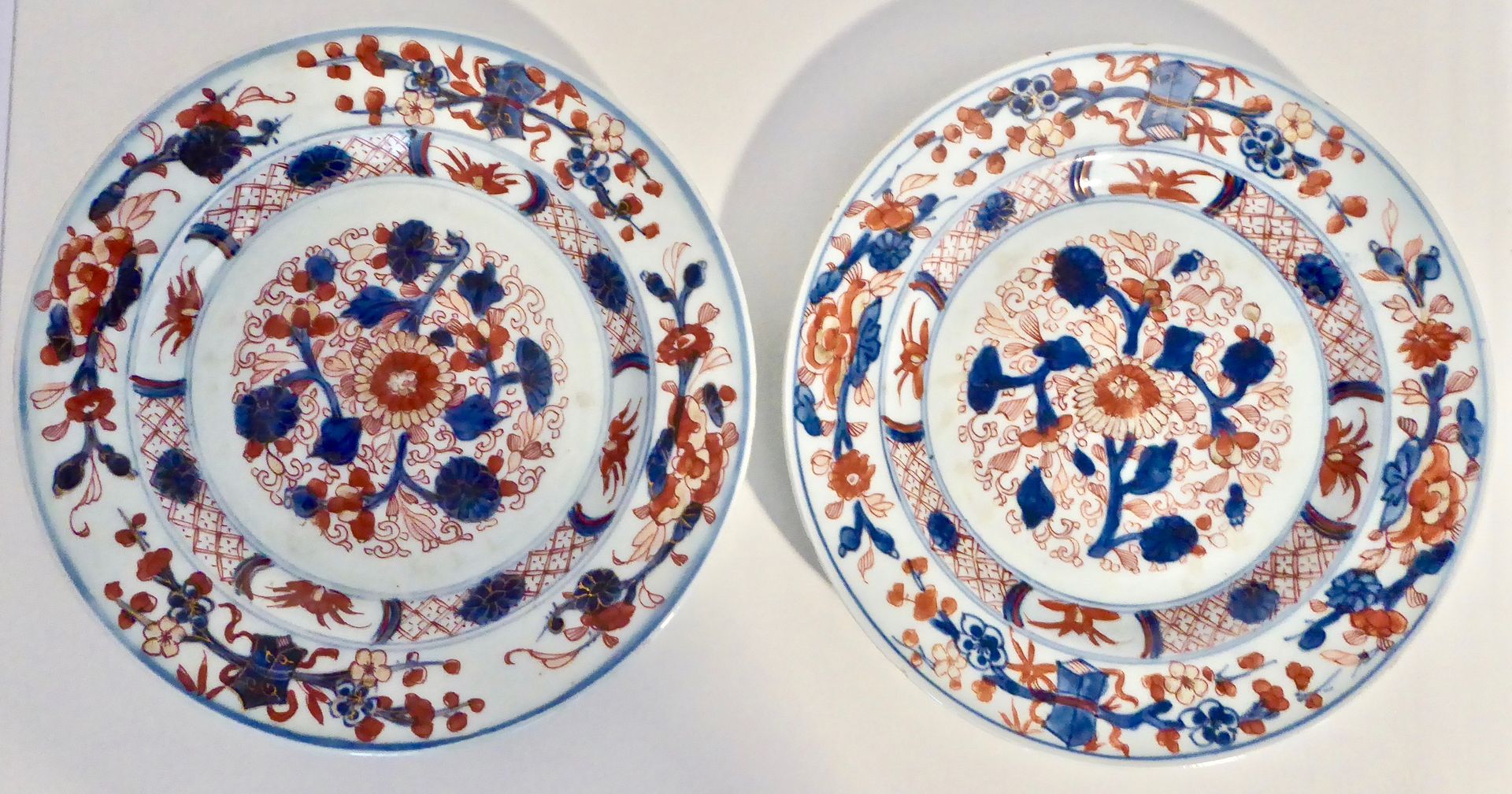 Suite de 2 assiettes en porcelaine de CHINE à décor bleu et rouge sur fond blanc&hellip;