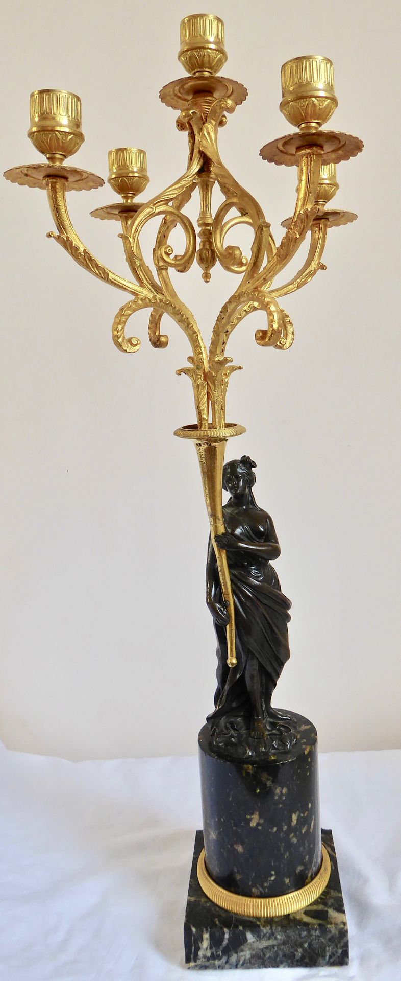 Candélabre à 5 lumières en bronze doré ornée d'une femme drapée - Socle en marbr&hellip;