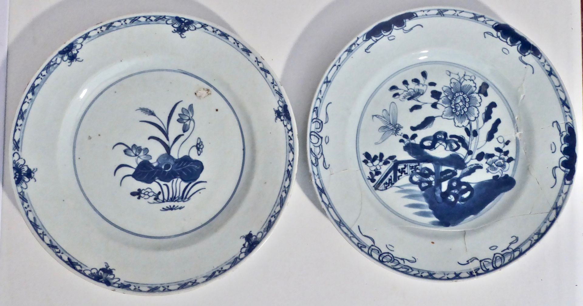 CHINE - Deux assiettes en porcelaine de chine à décor floral camaïeu Bleu (l'une&hellip;
