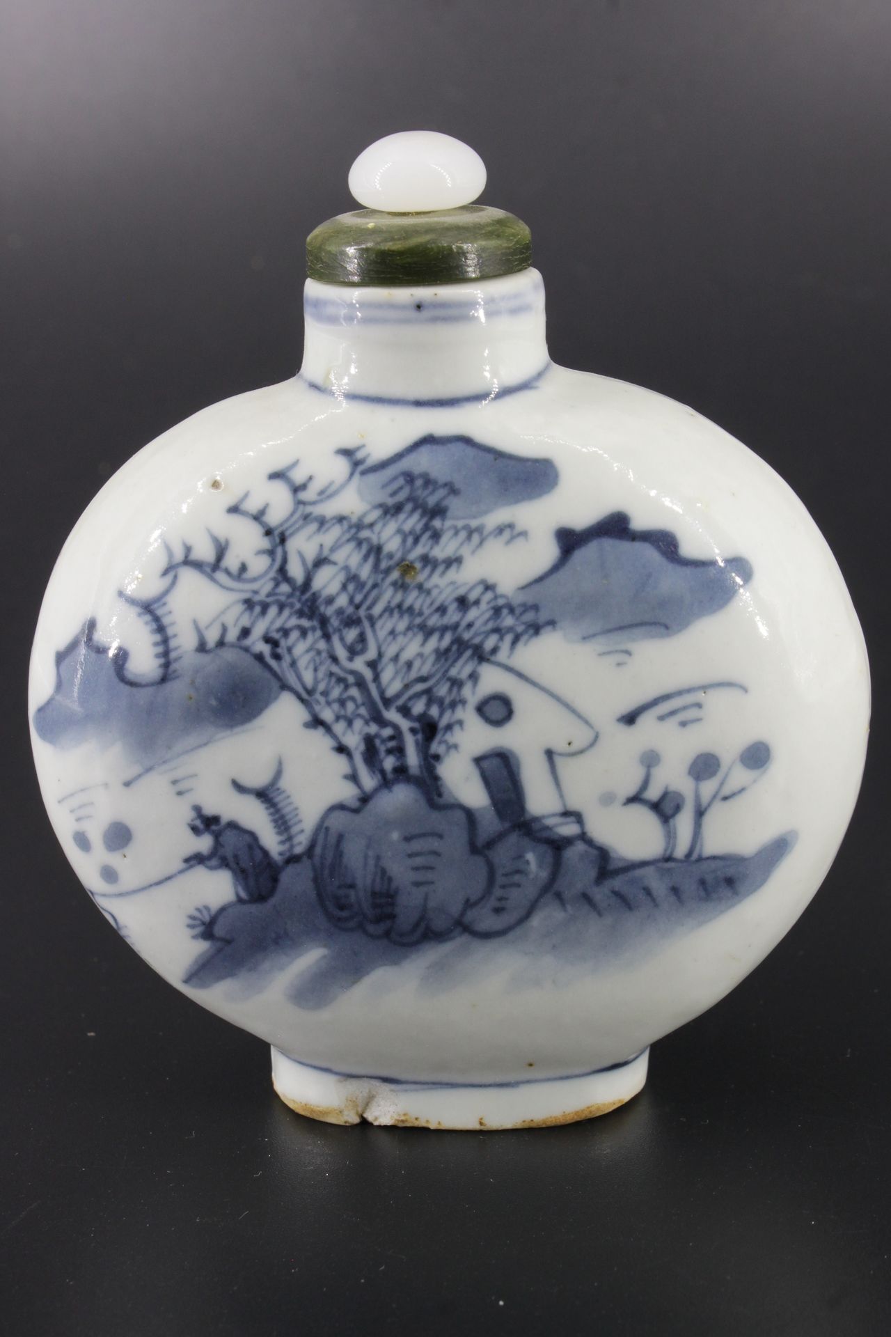 Tabatière chinoise en porcelaine à décor camaïeu bleu d'un paysage animé Hauteur&hellip;