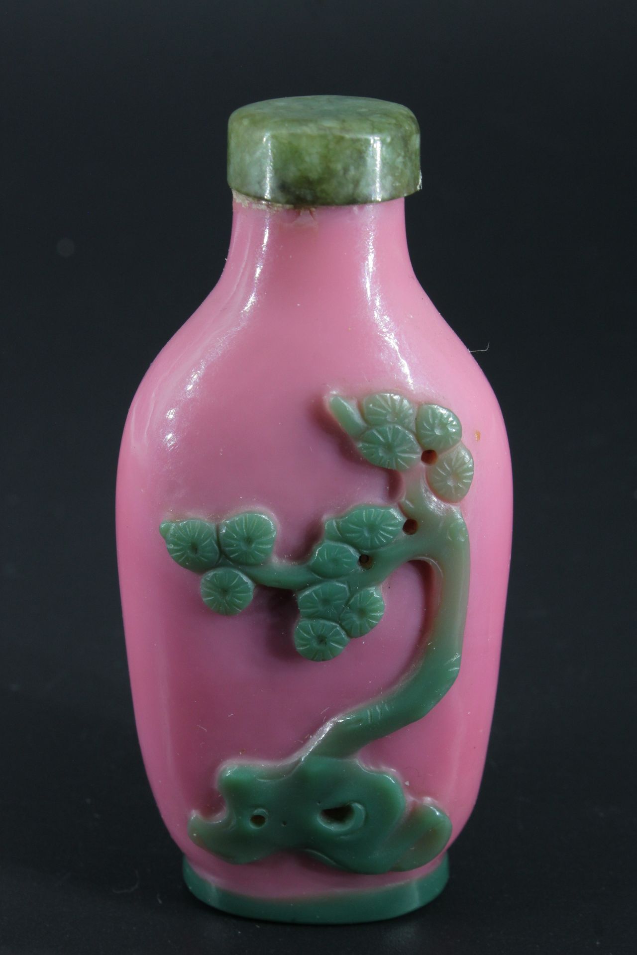 Tabatière chinoise en verre opaque à décor floral vert sur fond rose Altezza: 7,&hellip;