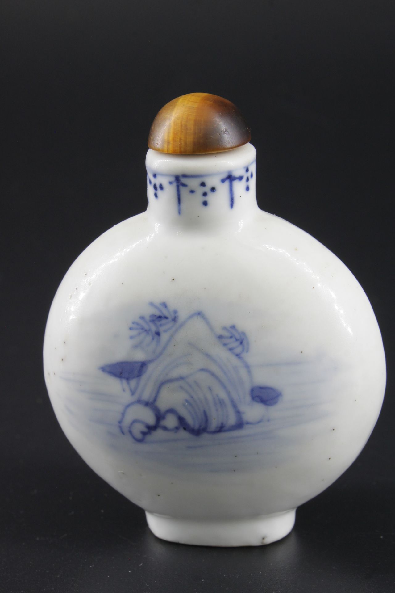 Tabatière chinoise en porcelaine à décor camaïeu bleu d'un paysage animé Height &hellip;