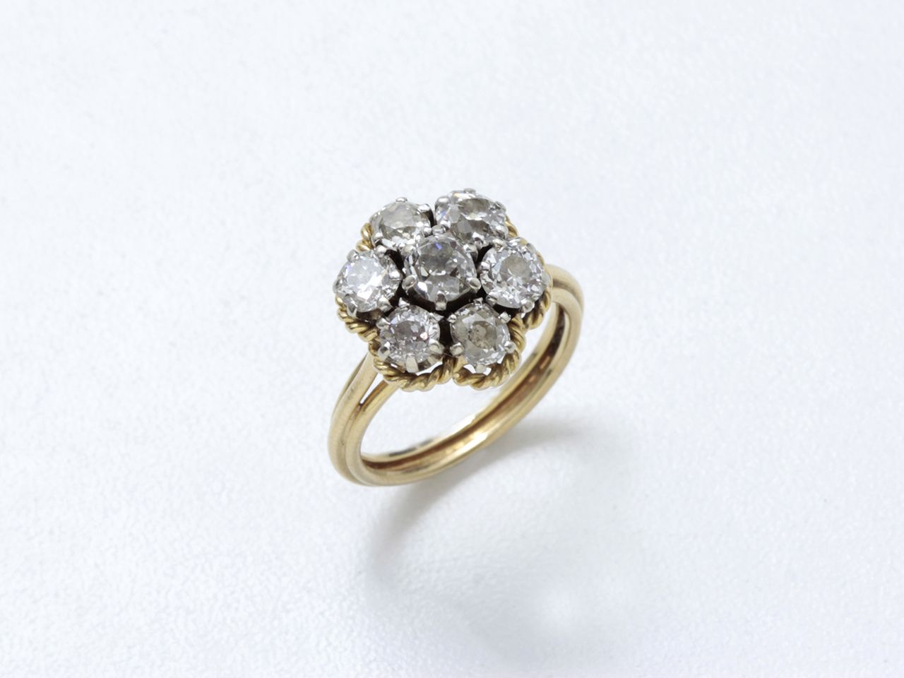 Bague marguerite en or 750 et platine 850 millièmes, habillée de diamants taille&hellip;