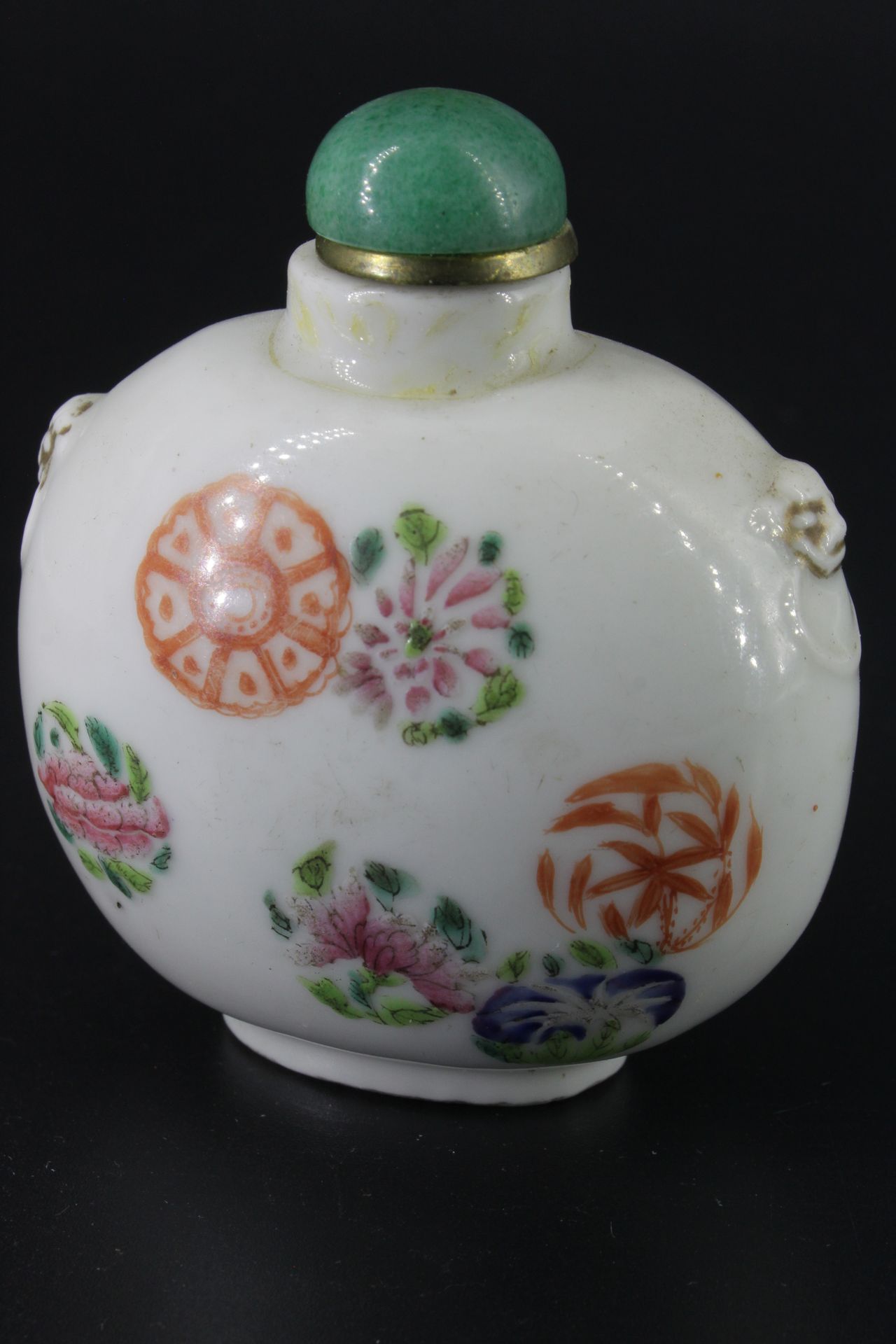 Tabatière en porcelaine de CHINE à décor polychrome de fleurs - Marquée Height :&hellip;