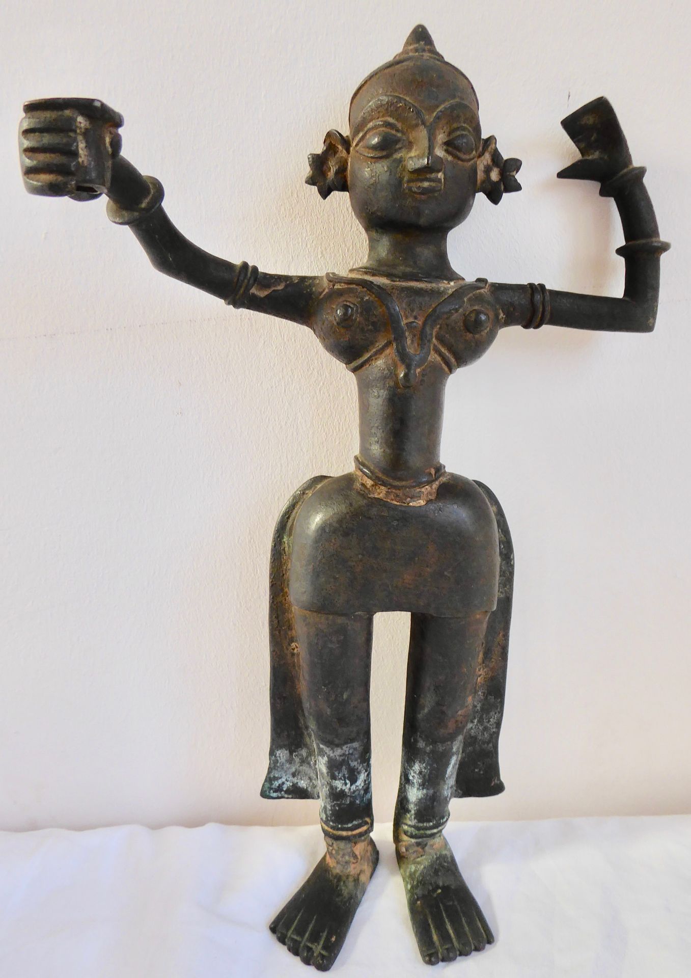 Yogini en bronze, Inde - Statuette féminine en bronze, debout, la poitrine dénud&hellip;