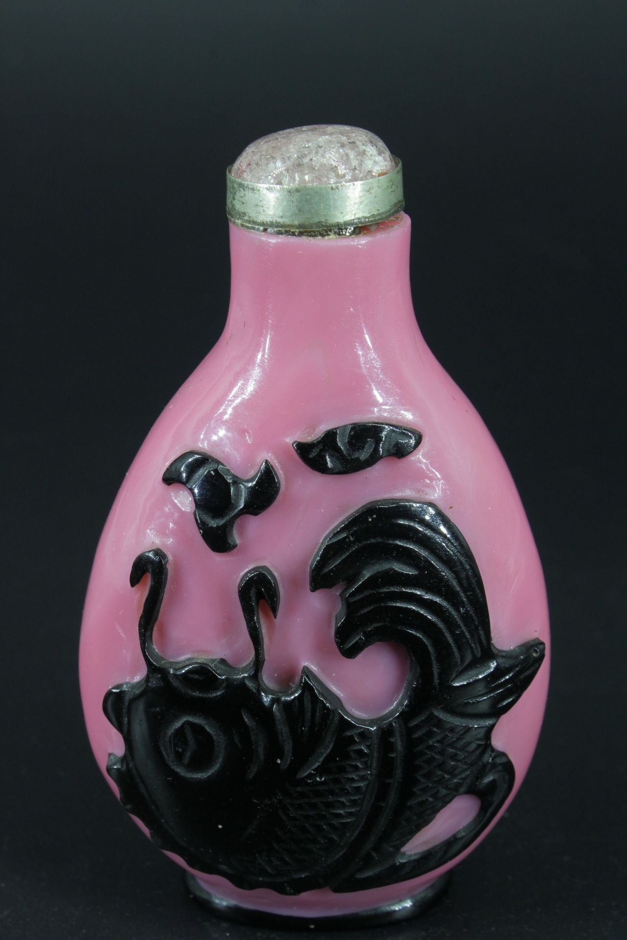 Tabatière chinoise en verre à décor de deux poissons stylisés sur fond rose Alte&hellip;