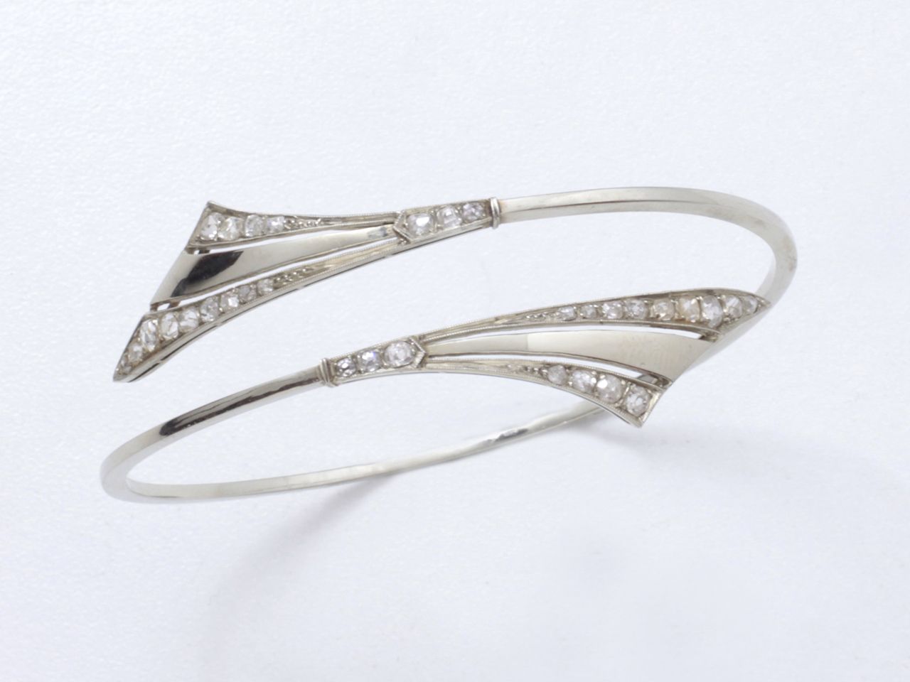 Bracelet jonc semi-rigide ouvert en or gris 750 millièmes, les embouts à décor g&hellip;