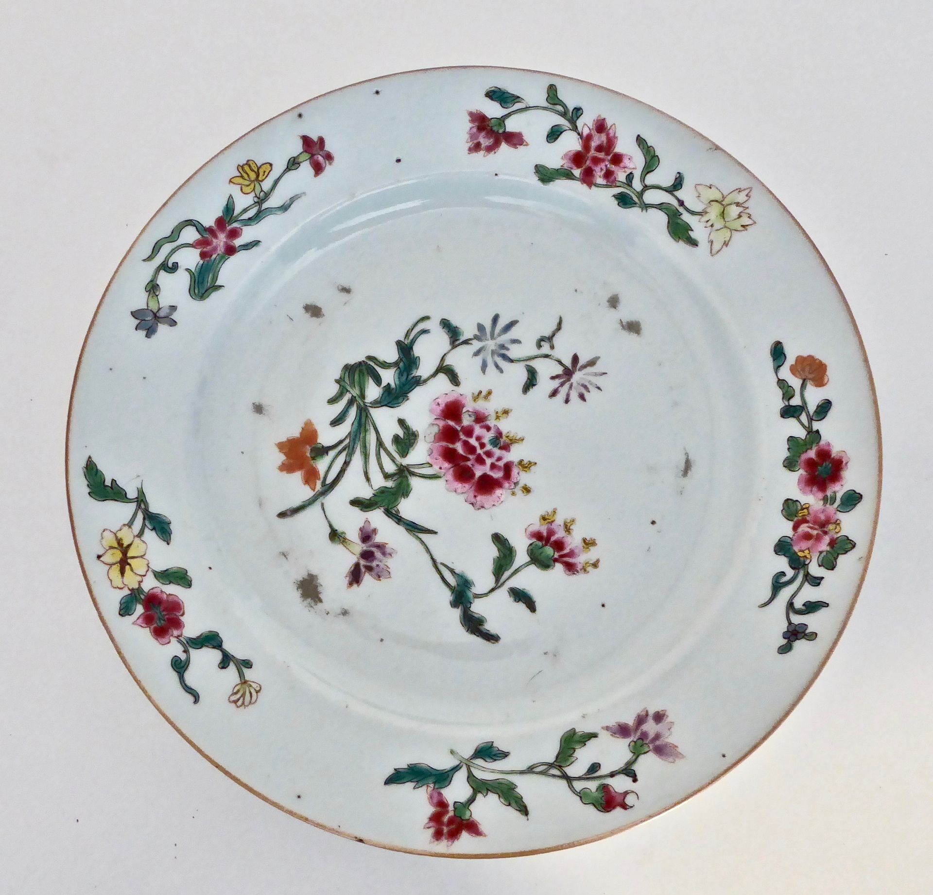 CHINE - Une assiette en porcelaine à décor polychrome de fleurs - XVIIIème siècl&hellip;