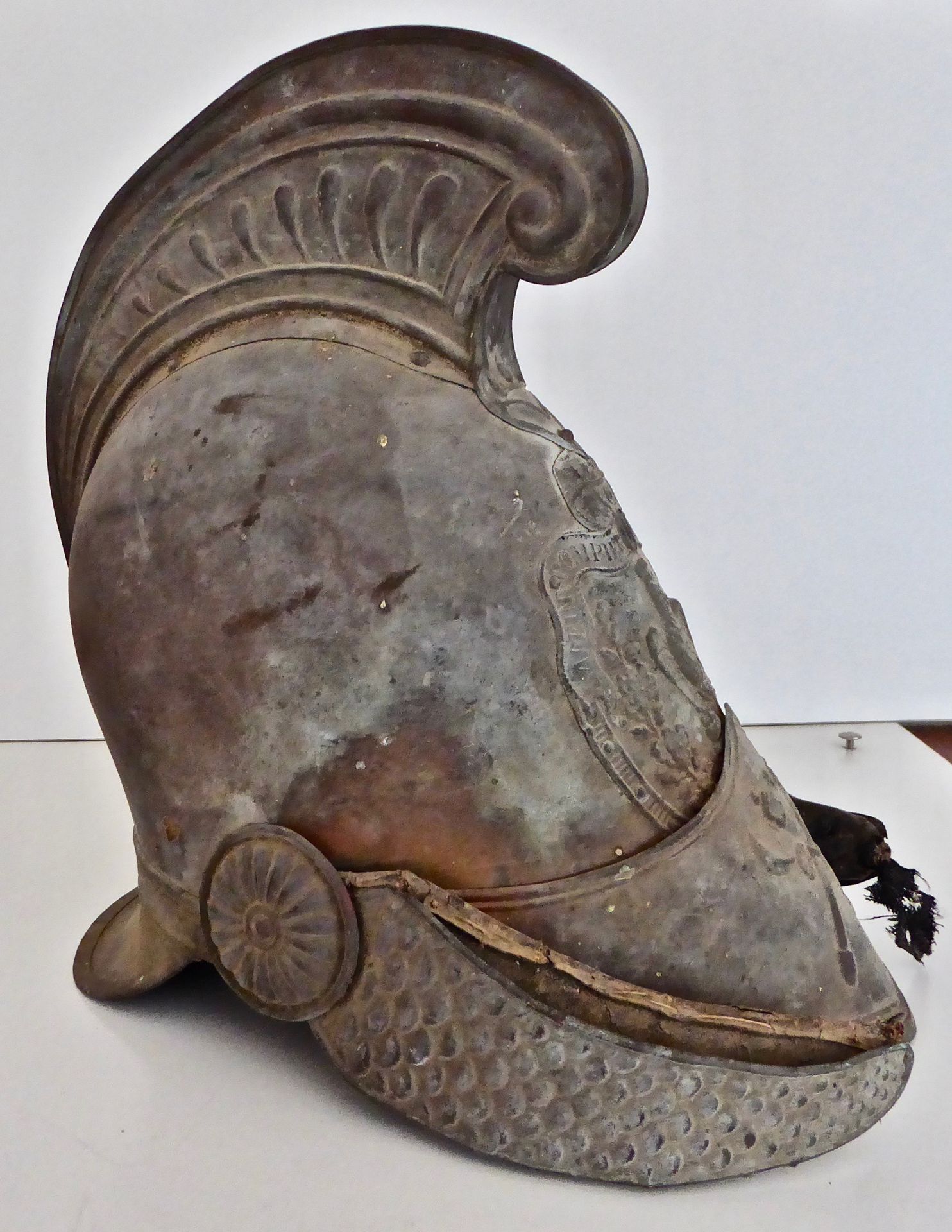 Rare casque de pompier - Marqué en relief "SAPEUR POMPIER de ST GEORGE" et orné &hellip;