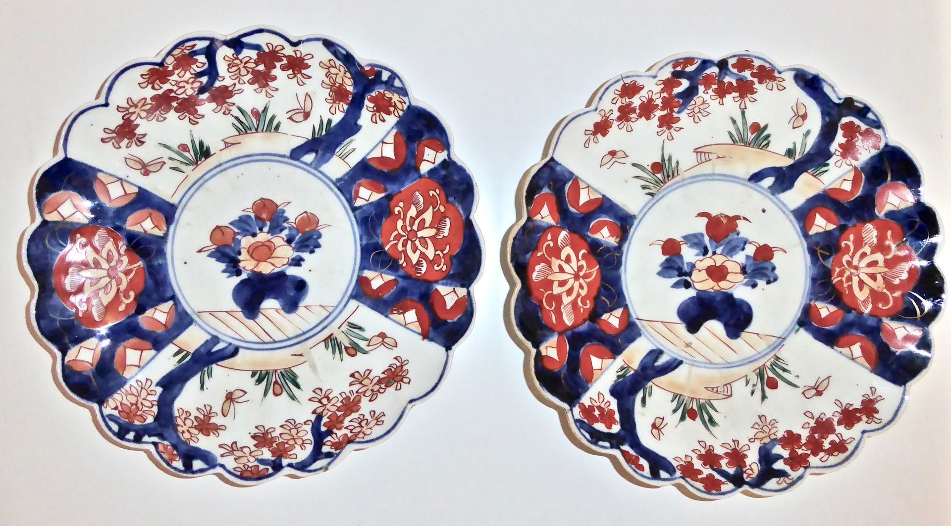 JAPON : Deux assiettes polylobées à décor polychrome de fleurs à décor IMARI - X&hellip;