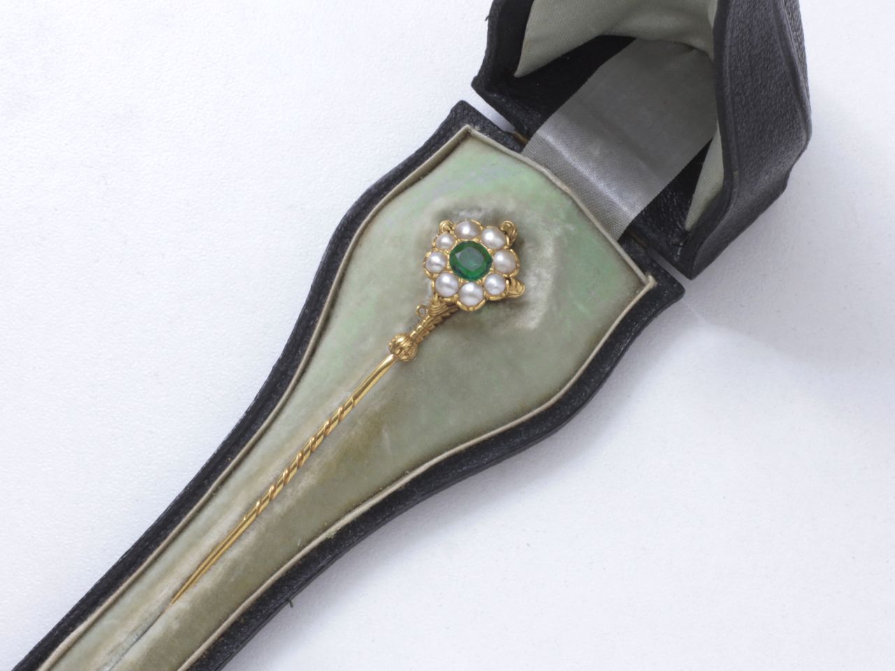 Épingle de cravate en or 750 millièmes, à décor de serre retenant un motif de ma&hellip;
