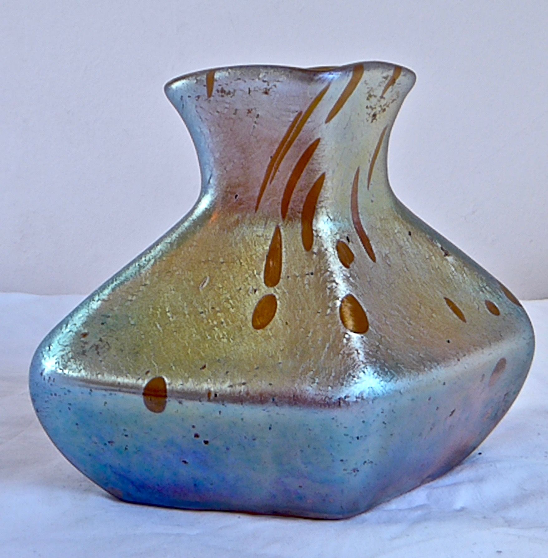 Vase dans le gendre de LOETZ en verre à décor lustré à reflets métalliques brun &hellip;