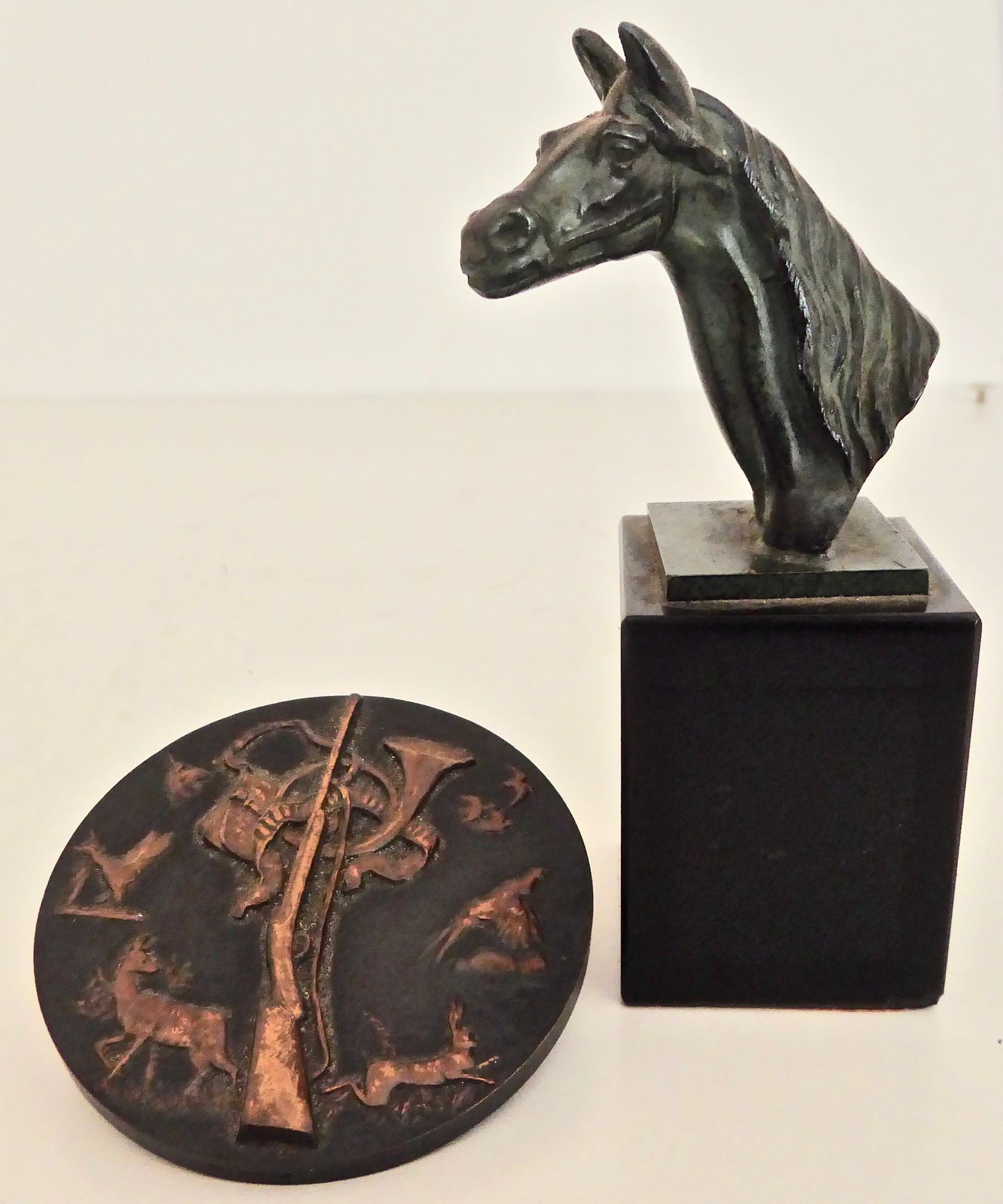 Anonyme : Tête de cheval en Bronze - Socle en marbre - On y joint une médaille à&hellip;