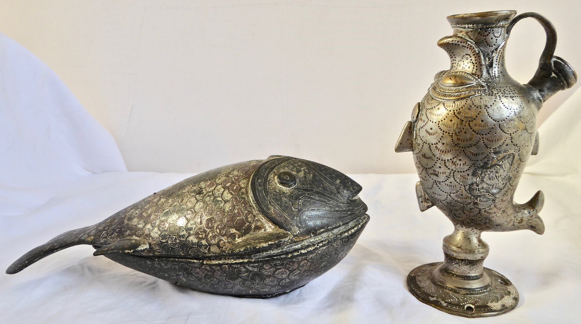 Ensemble de trois objets zoomorphes en bronze, Inde - Un haut de lampe à huile a&hellip;