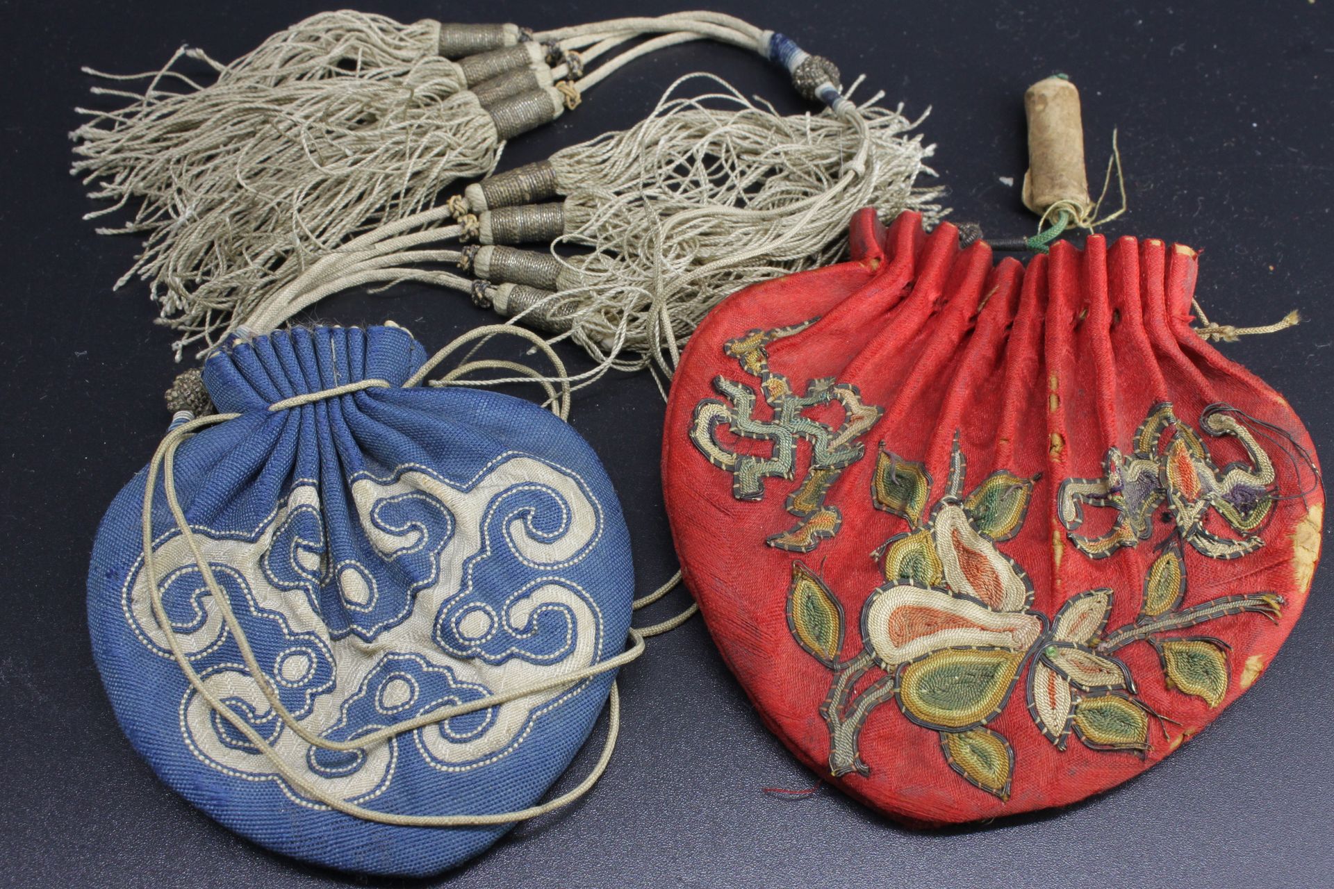 Deux tabatières chinoises en tissu à décor floral et décor stylisé null