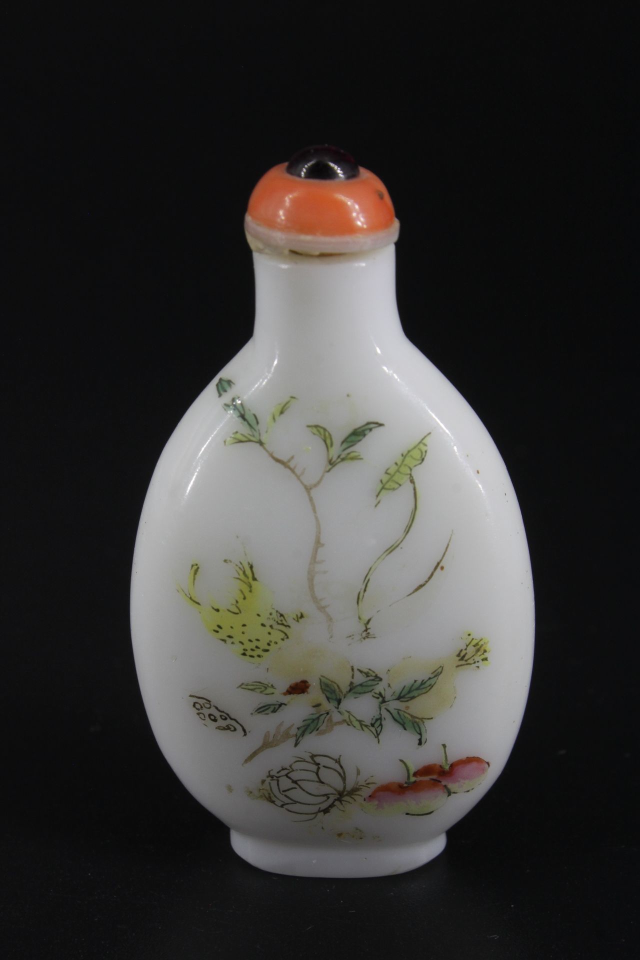 Tabatière chinoise en verre à décor polychrome de fleurs - Marquée sous la base &hellip;