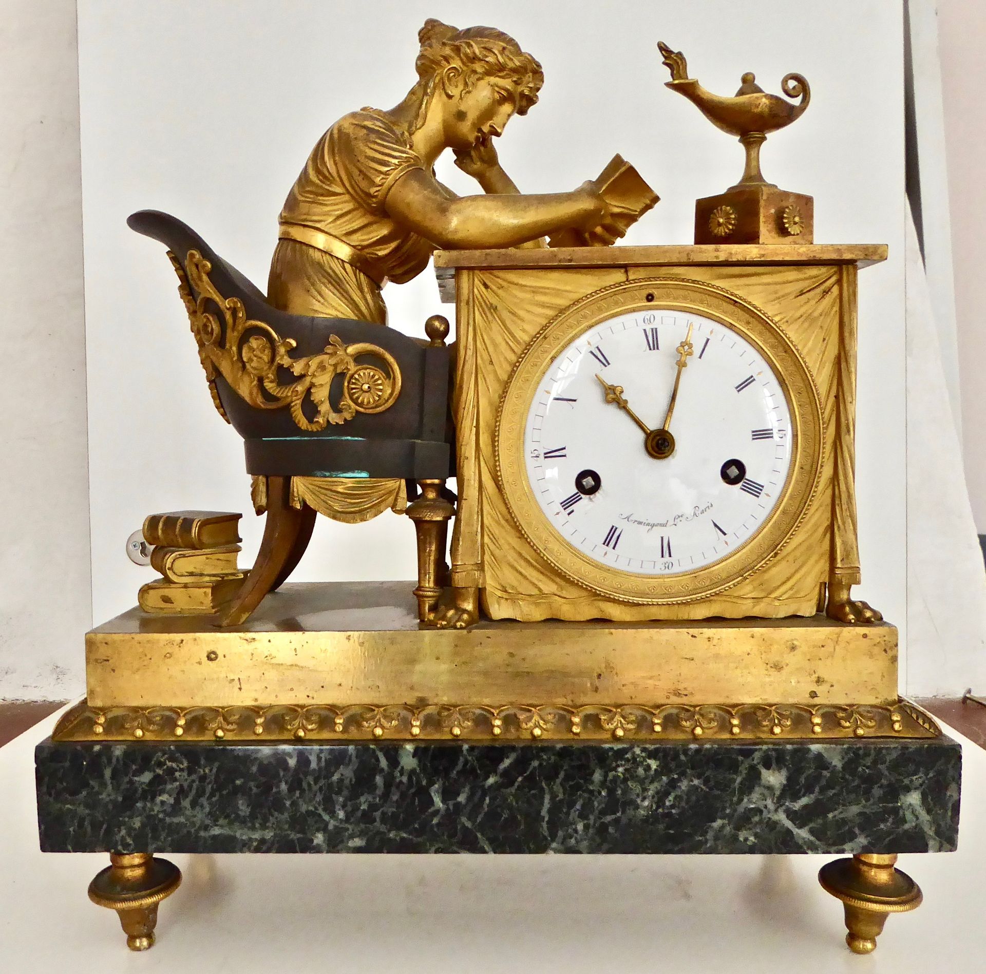 Pendule en bronze doré : Femme à la lecture - Le cadran signé "Armingaud l'ainé"&hellip;