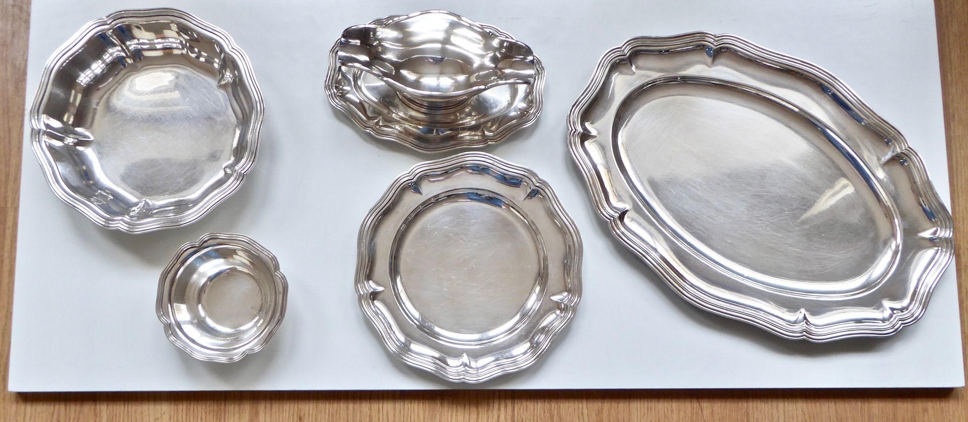 Ensemble en métal argenté, modèle filet contour comprenant un plat ovale, une as&hellip;