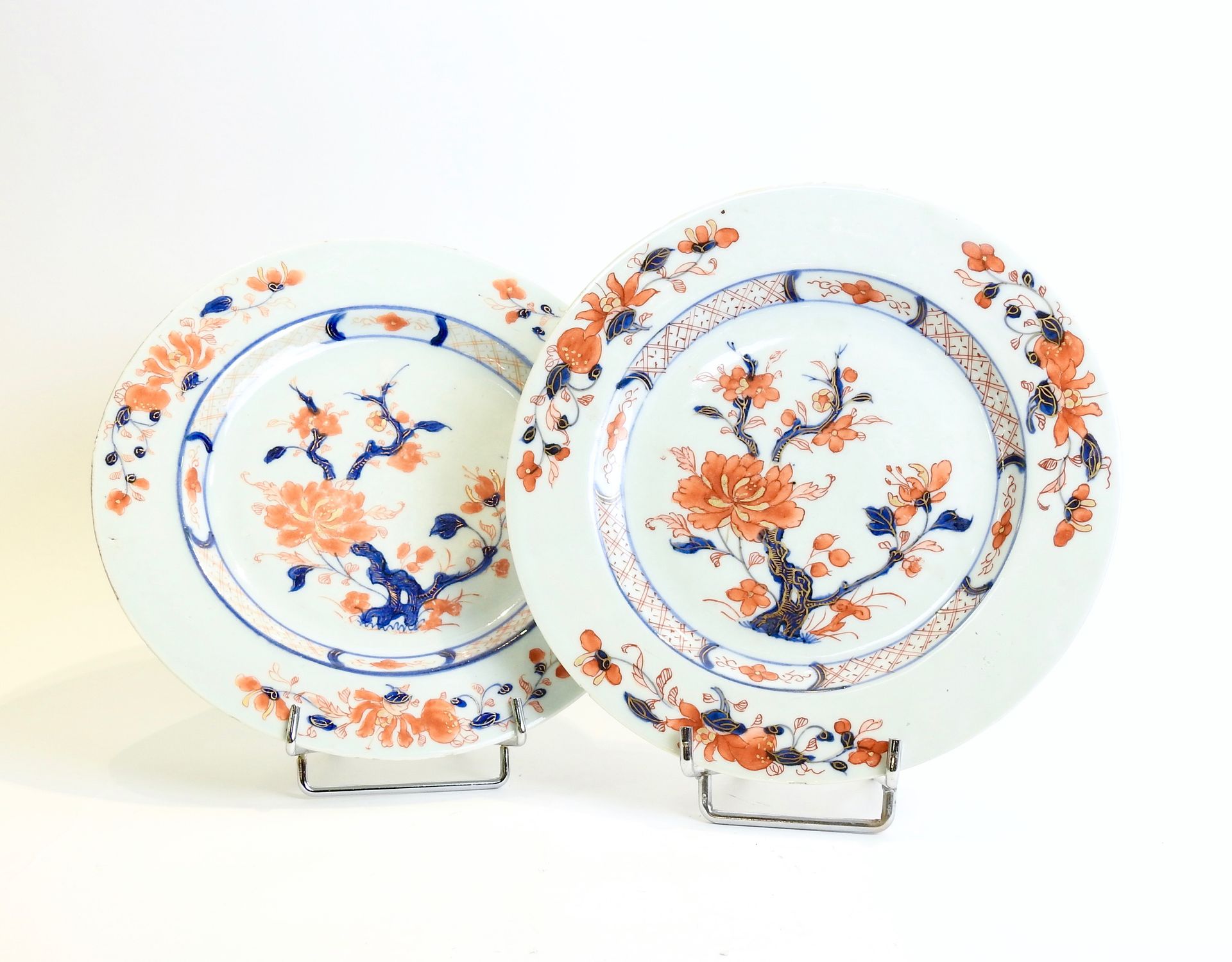 Paire d'assiettes en porcelaine à motifs floraux. Chine, 19e s. Diamètre : 23cm