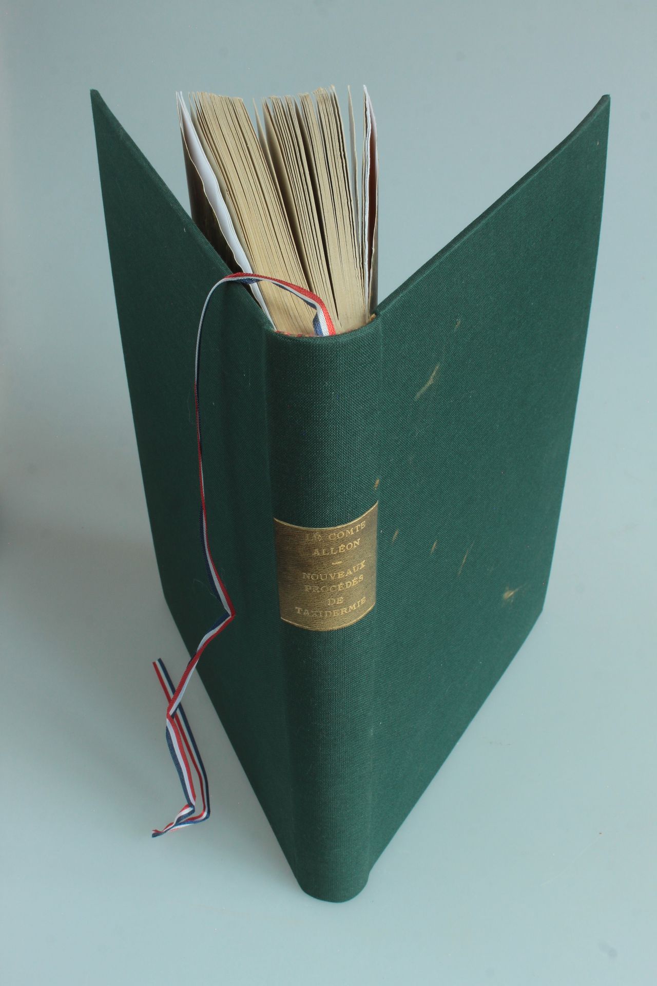 ALLEON (Comte) Nouveaux procédés de taxidermie - 1卷，4开本，用绿布装订，封面保留。100张带标题的附页照片。&hellip;