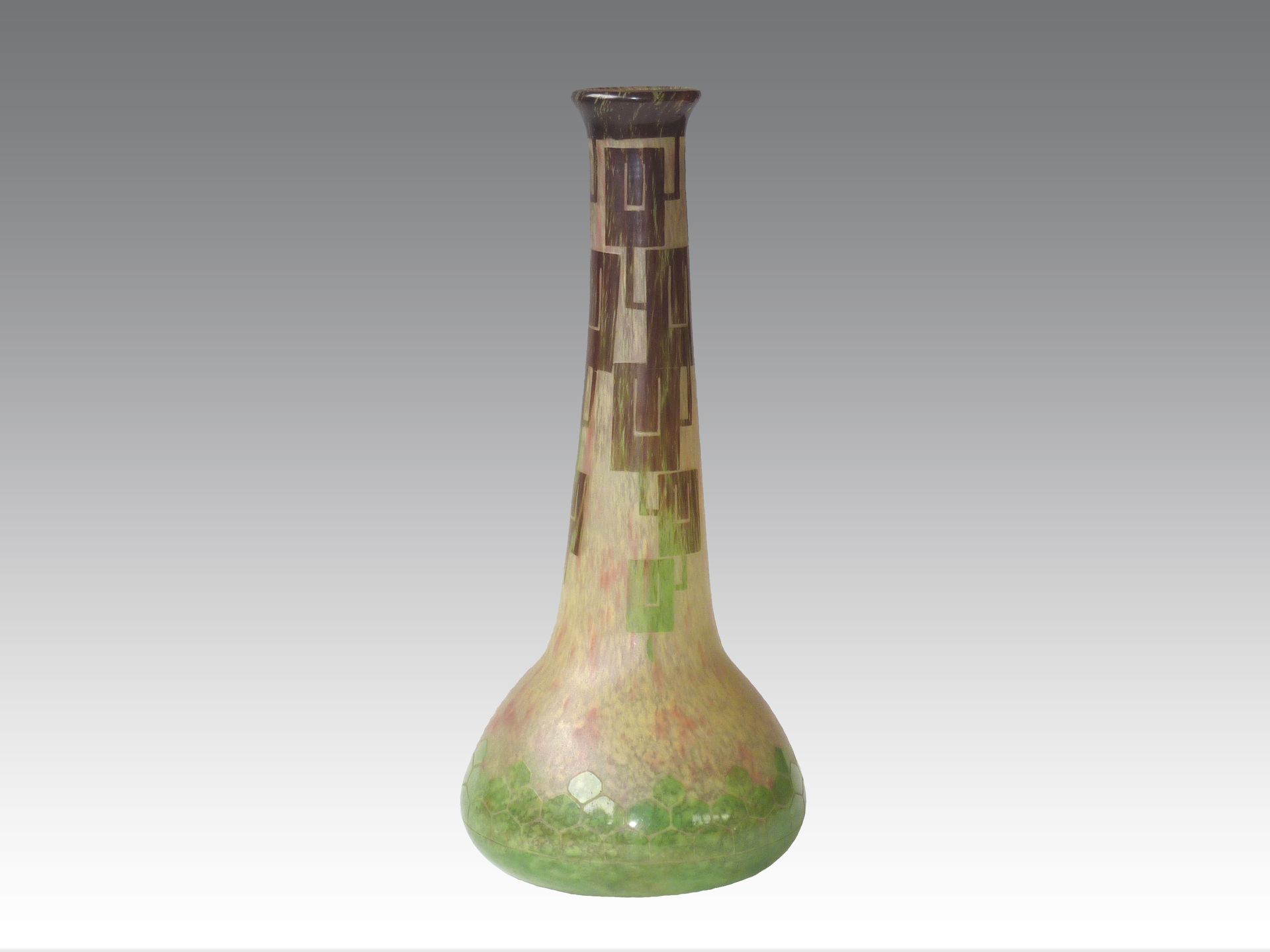 LE VERRE FRANÇAIS - Grand vase à décor stylisé de rectangles verts et bruns sur &hellip;