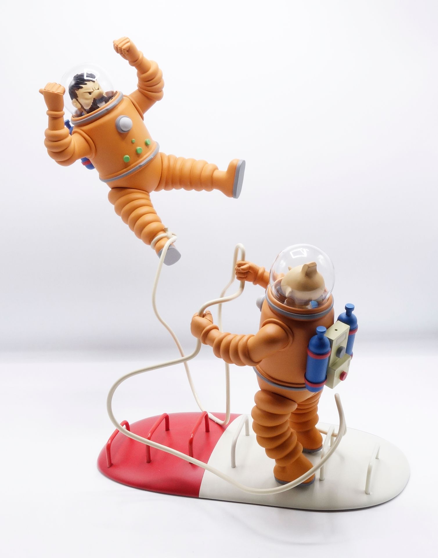 HERGÉ 
MOULINSART LEBLON : Tintin, 45909, Haddock cosmonautes sur socle fusée (a&hellip;