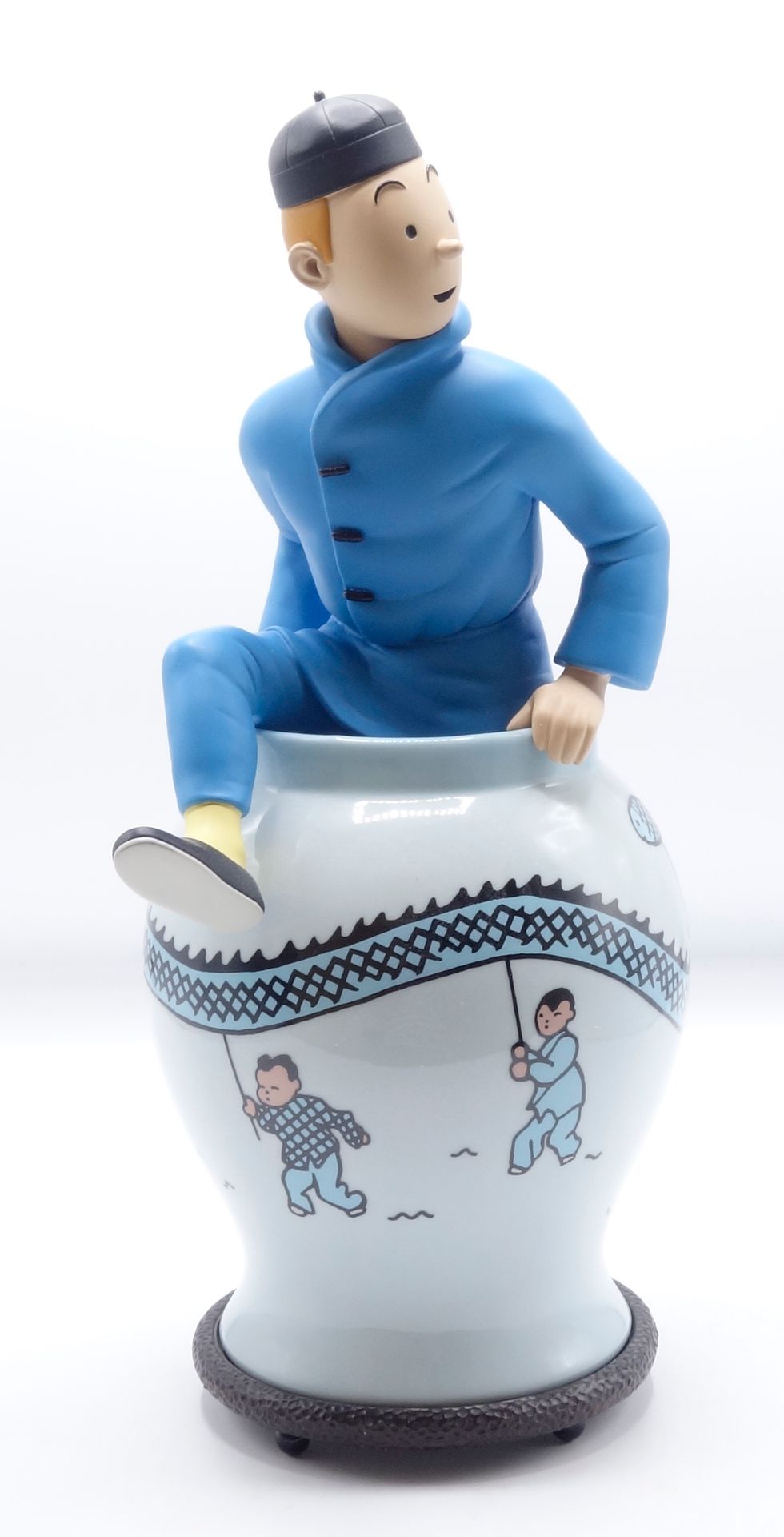 HERGÉ 
MOULINSART : Tintin, sortant de la potiche (46960), vase en porcelaine, L&hellip;
