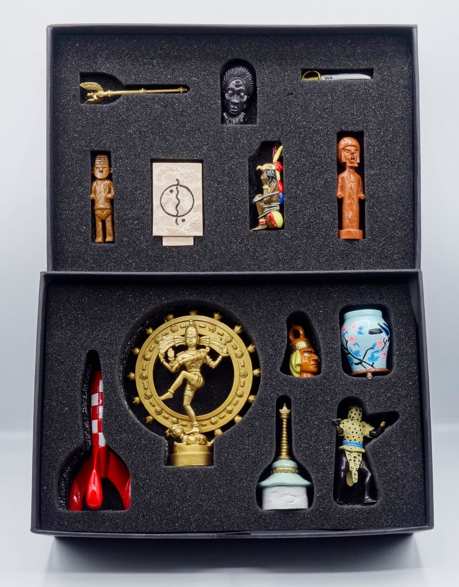 HERGÉ 
MOULINSART : Tiroir à Trésor, Musée imaginaire, 13 figurines métal, 1000 &hellip;