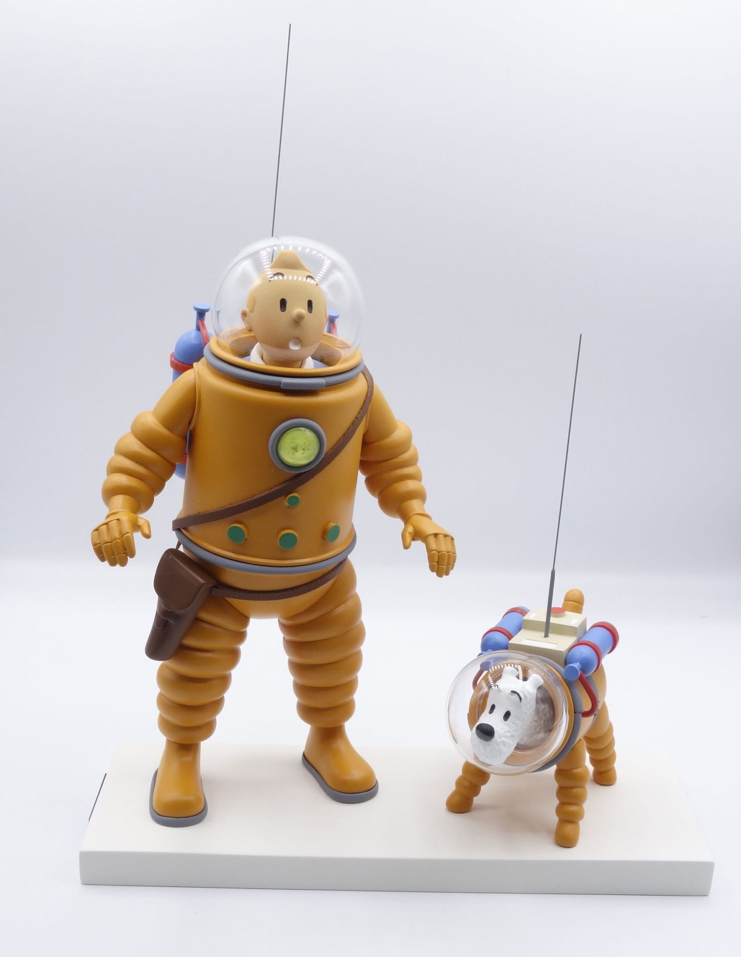 HERGÉ 
MOULINSART FARIBOLES : Tintin et Milou en scaphandre lunaire sur la glace&hellip;